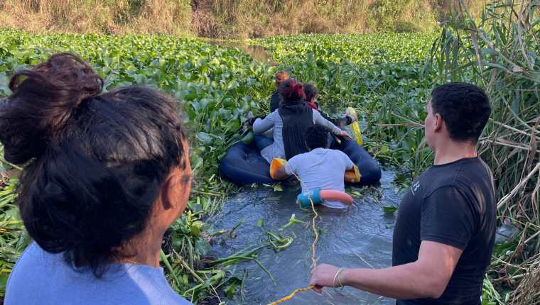 Un grupo de migrantes cruza el río Bravo, en la ciudad de Matamoros, México). Con la desesperación desbordada, decenas de migrantes, niños y adultos, se han entregado a las autoridades estadounidenses y busca que se les permita quedarse en el país. (Foto Prensa Libre: EFE).