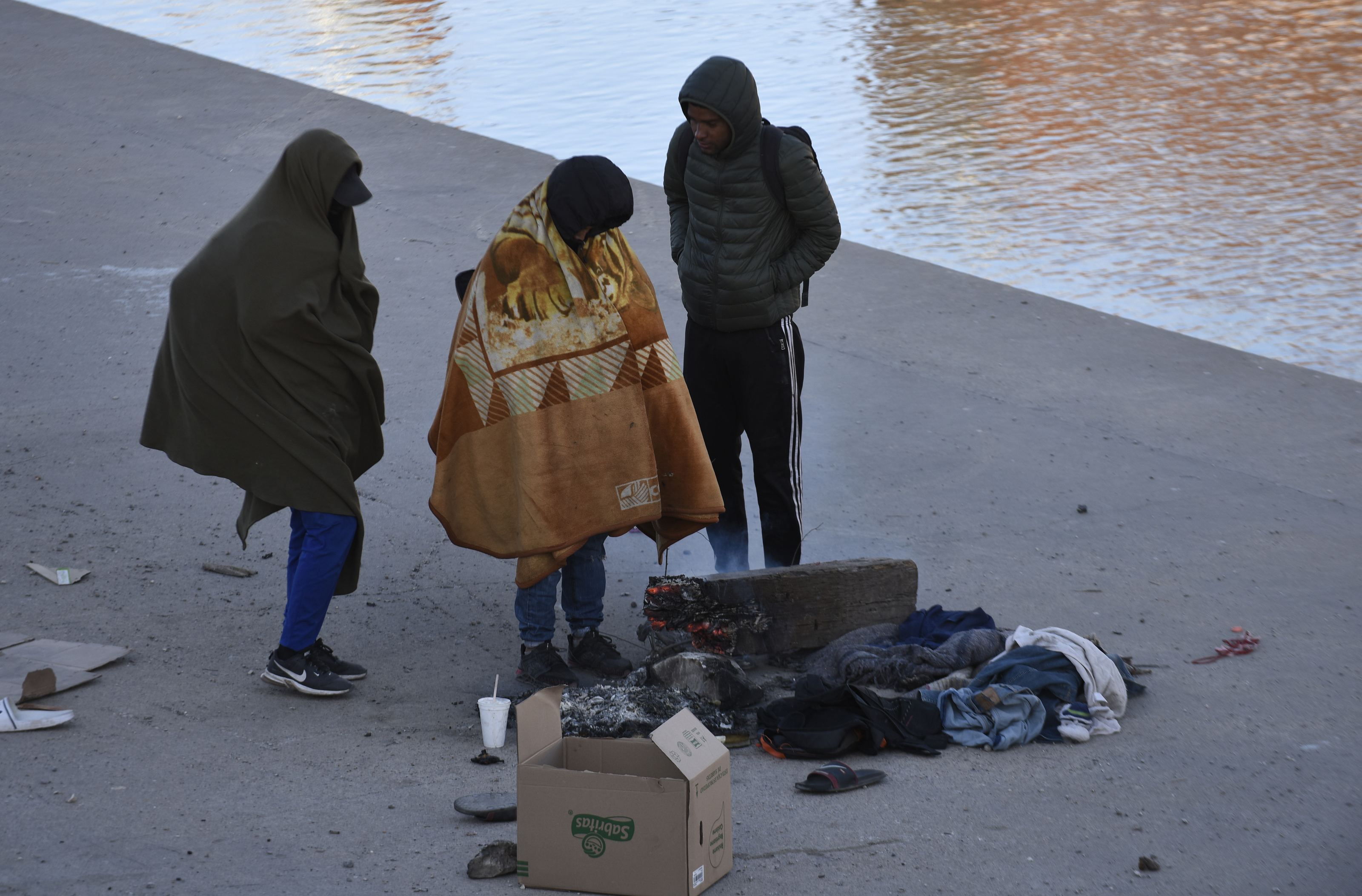 Migrantes en Ciudad Juárez, México, donde la temperatura alcanzó los -8 grados centígrados, afectando principalmente a quienes duermen en la intemperie. (Foto Prensa Libre: EFE)