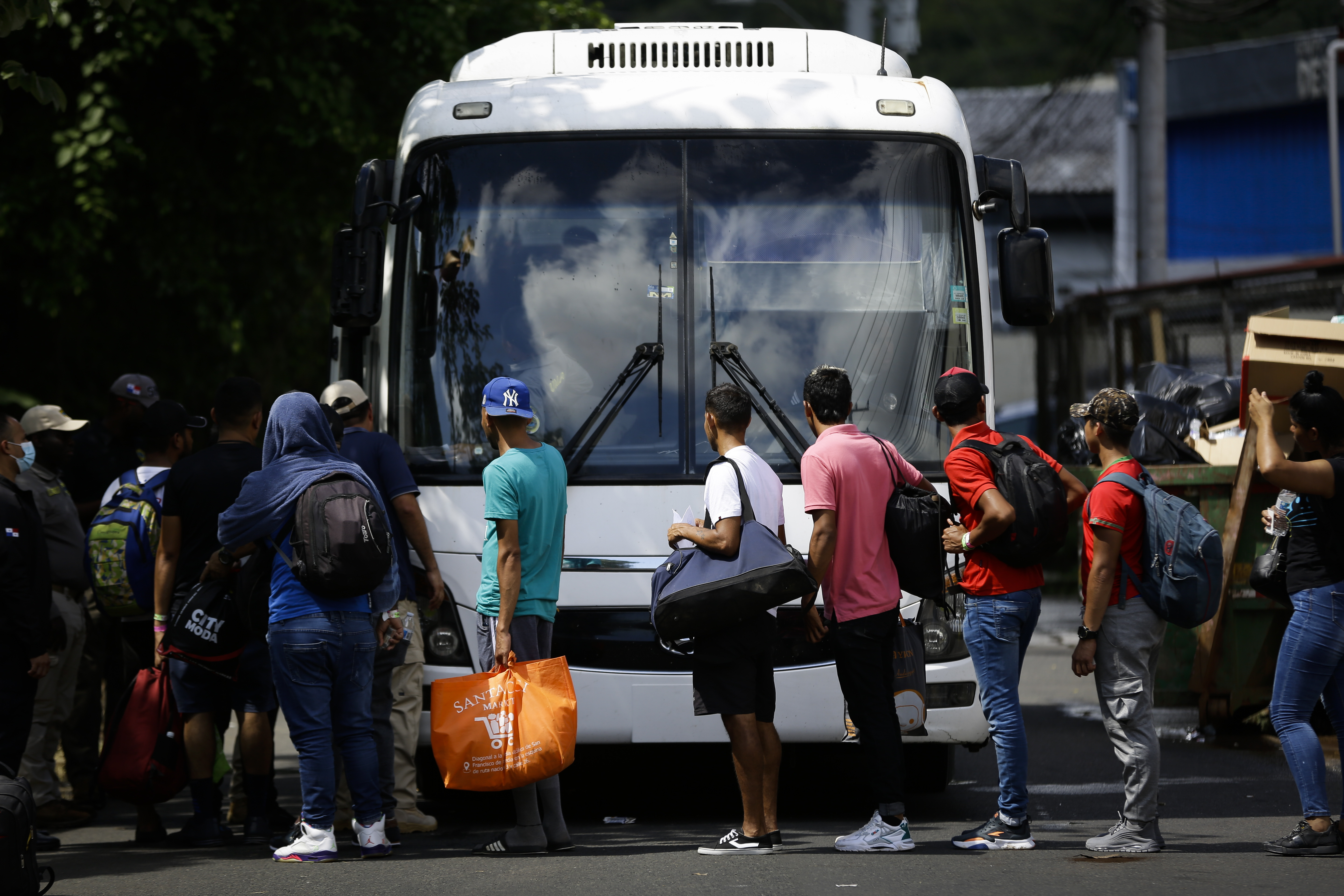 Autoridades guatemaltecas prevén que aumente el flujo migratorio tras la reforma a la política para cuatro países. (Foto Prensa Libre: EFE)