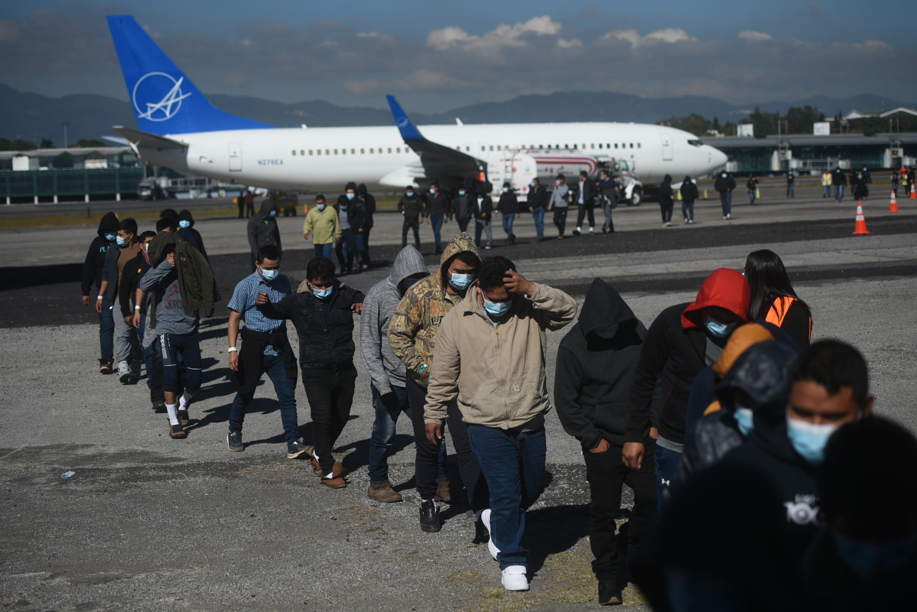 Migrantes llegan al Centro de Recepción de Retornados en Ciudad de Guatemala. (Foto Prensa Libre: EFE)