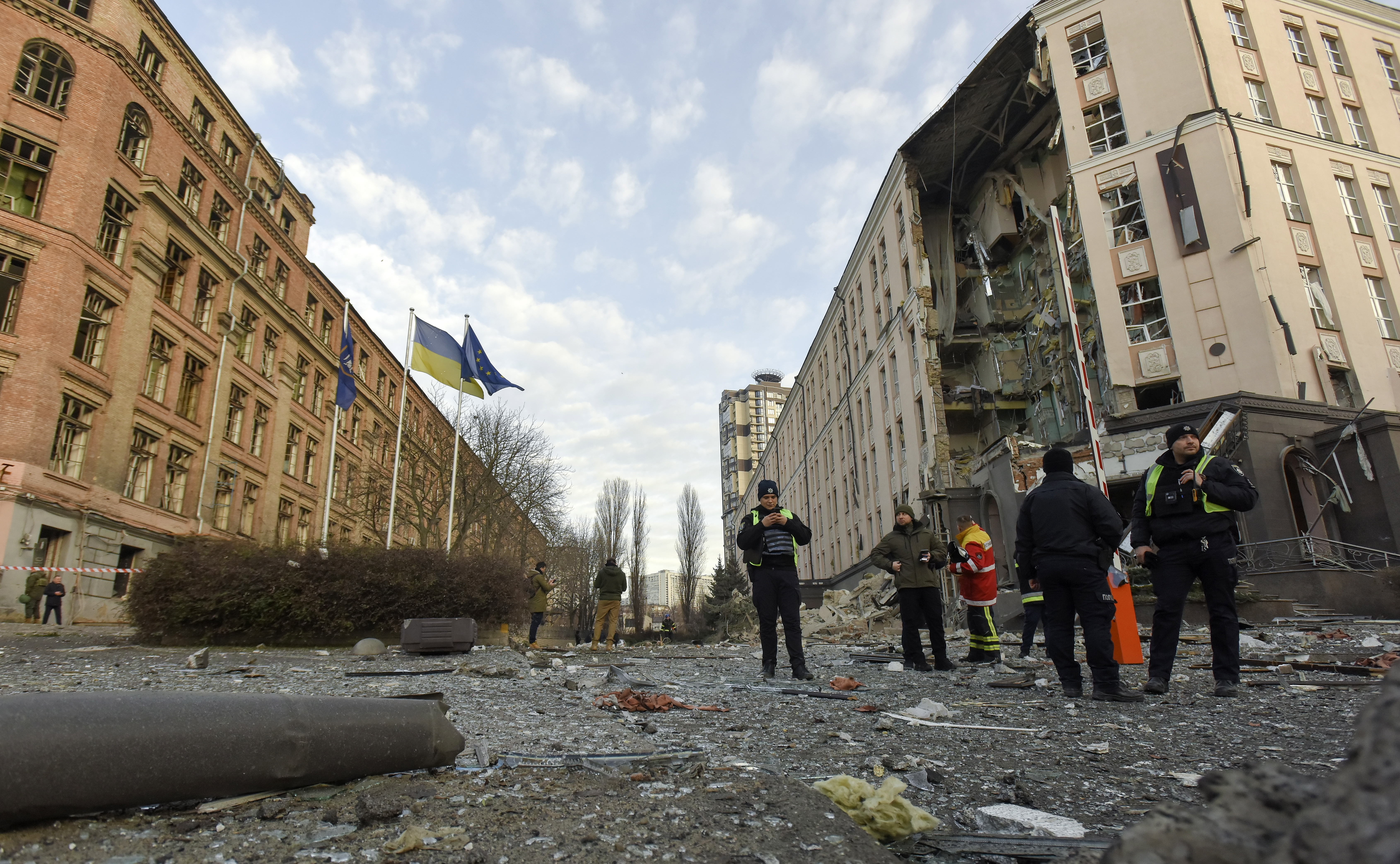 Bombardeos rusos provocaron cuatro muertos y 50 heridos en Ucrania durante las horas previas y posteriores al cambio de año. (Foto Prensa Libre: EFE) 