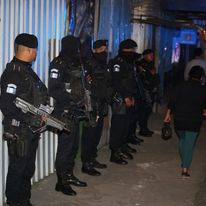 Juristas cuestionan decisión de jueza de prohibir a la Policía publicar nombres de detenidos