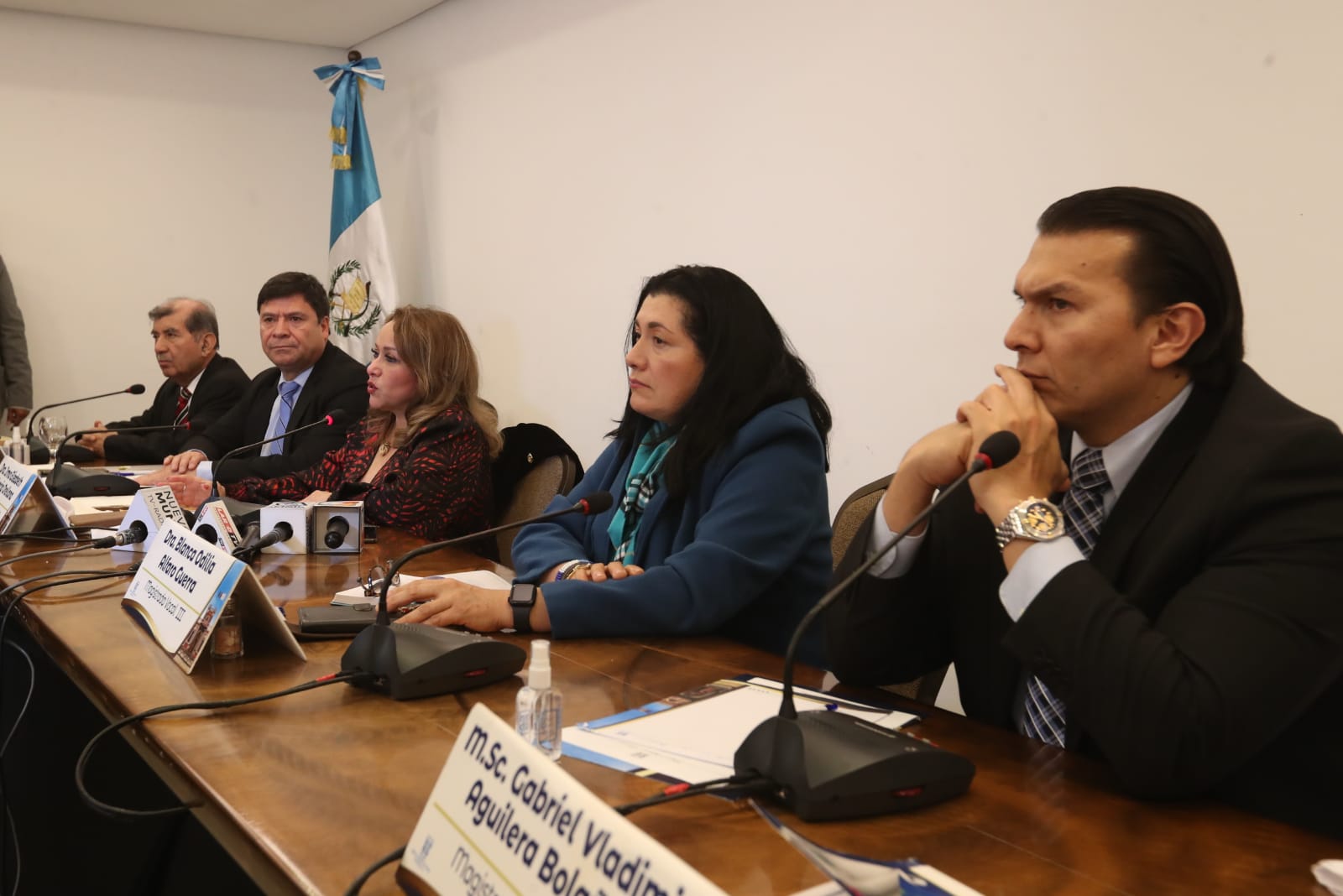 Magistrados del TSE se reúnen con representantes de partidos políticos. (Foto Prensa Libre: Roberto López)