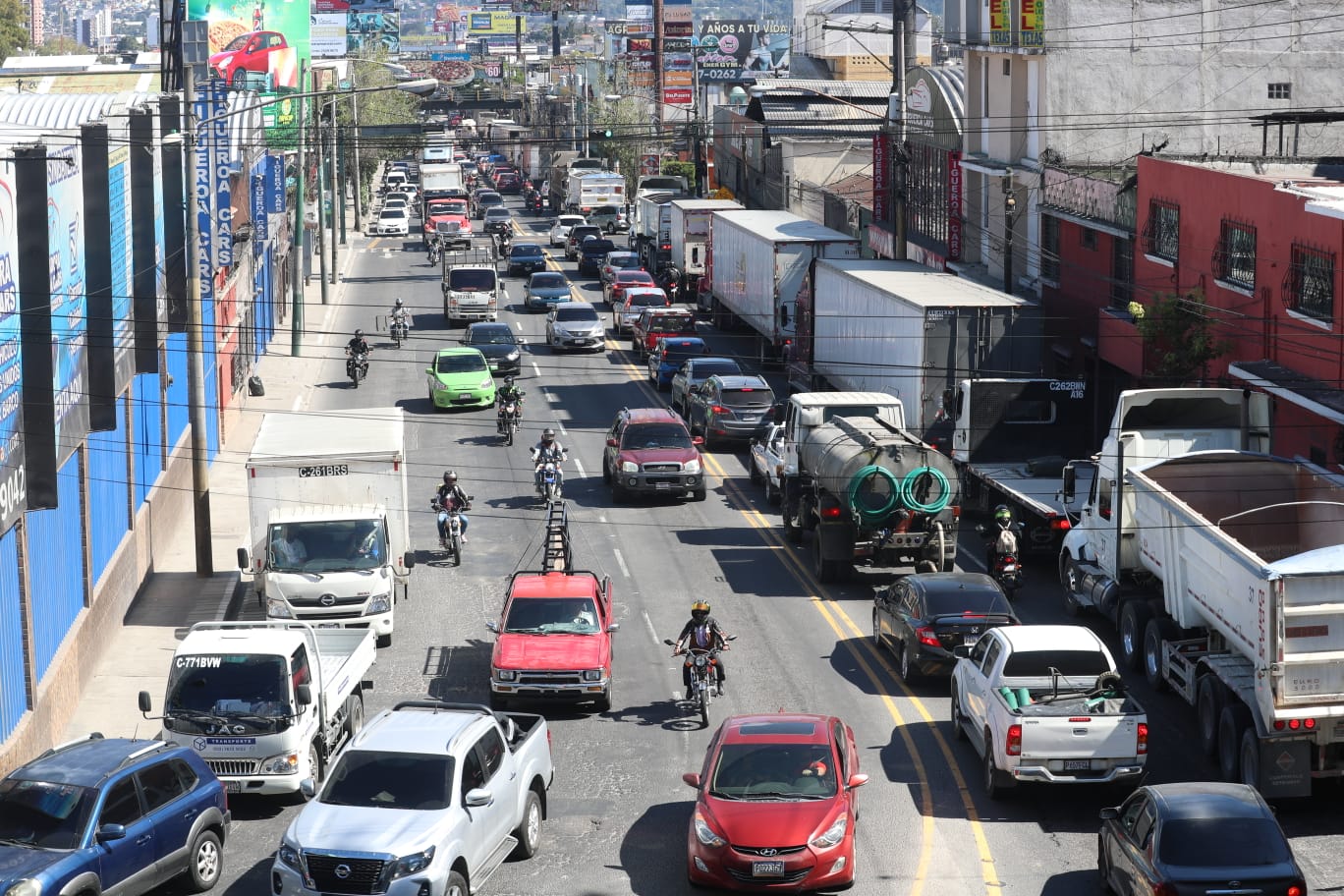 La Calle Martí es una de las más transitadas y este 23 de diciembre ya se reportaban complicaciones viales en el área. (Foto Prensa Libre: Roberto López)