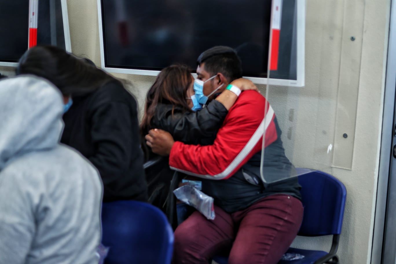 Esposos que fueron deportados desde  Estados Unidos. Después de haber sido capturados no se habían visto y en su arribo al país se reencuentran con abrazos y llanto. (Foto Prensa Libre: Esbin García).