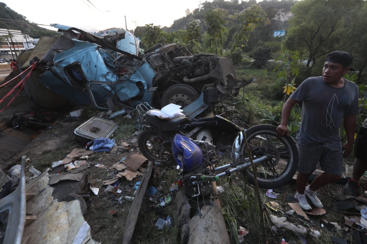 Al menos 21 vehículos se vieron involucrados en un accidente de tránsito en la cuesta de Villalobos. (Foto Prensa Libre: Roberto López)