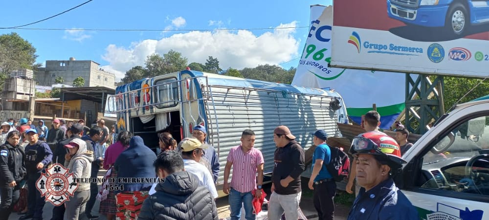El autobús que transportaba a varios pasajeros volcó en el km 68 de la ruta Interamericana, en Patzicía, Chimaltenango. (Foto Prensa Libre: CBMD de Patzicía)