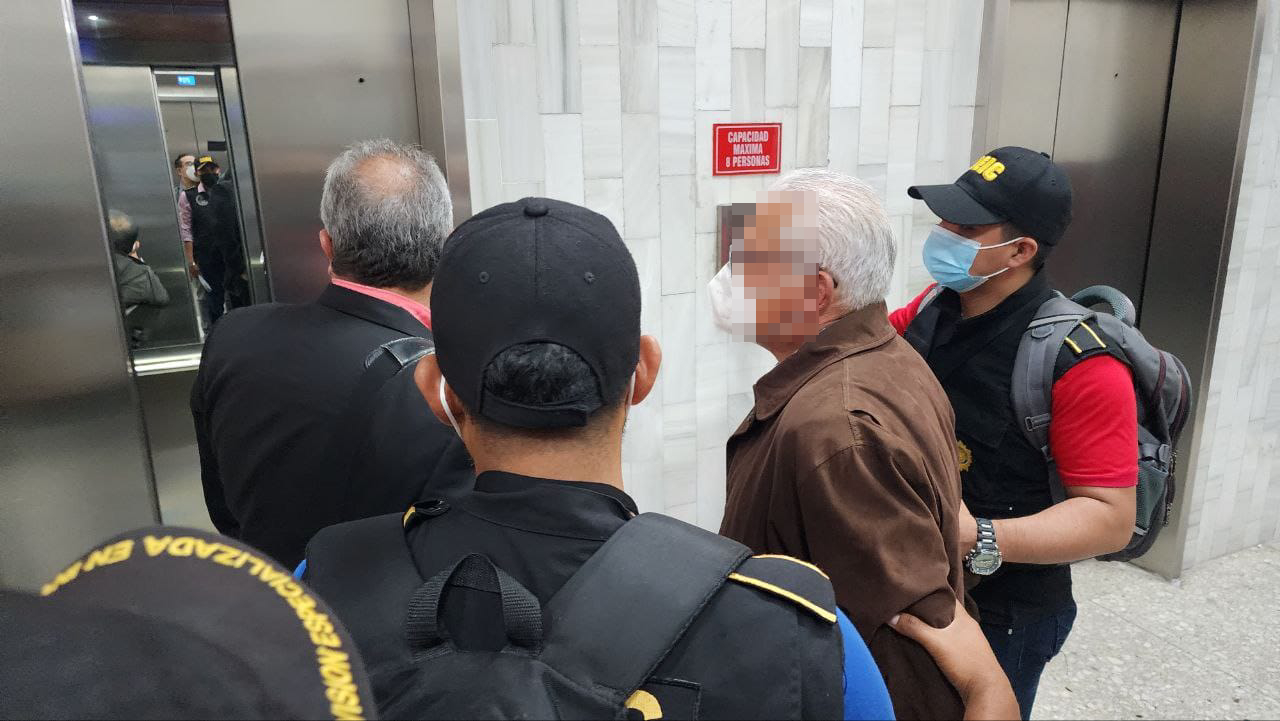 Juan José Hánser Pérez, exdirector de Caminos, fue detenido al salir de una audiencia en el Juzgado de Mayor Riesgo “D”. (Foto Prensa Libre: Edwin Pitán)