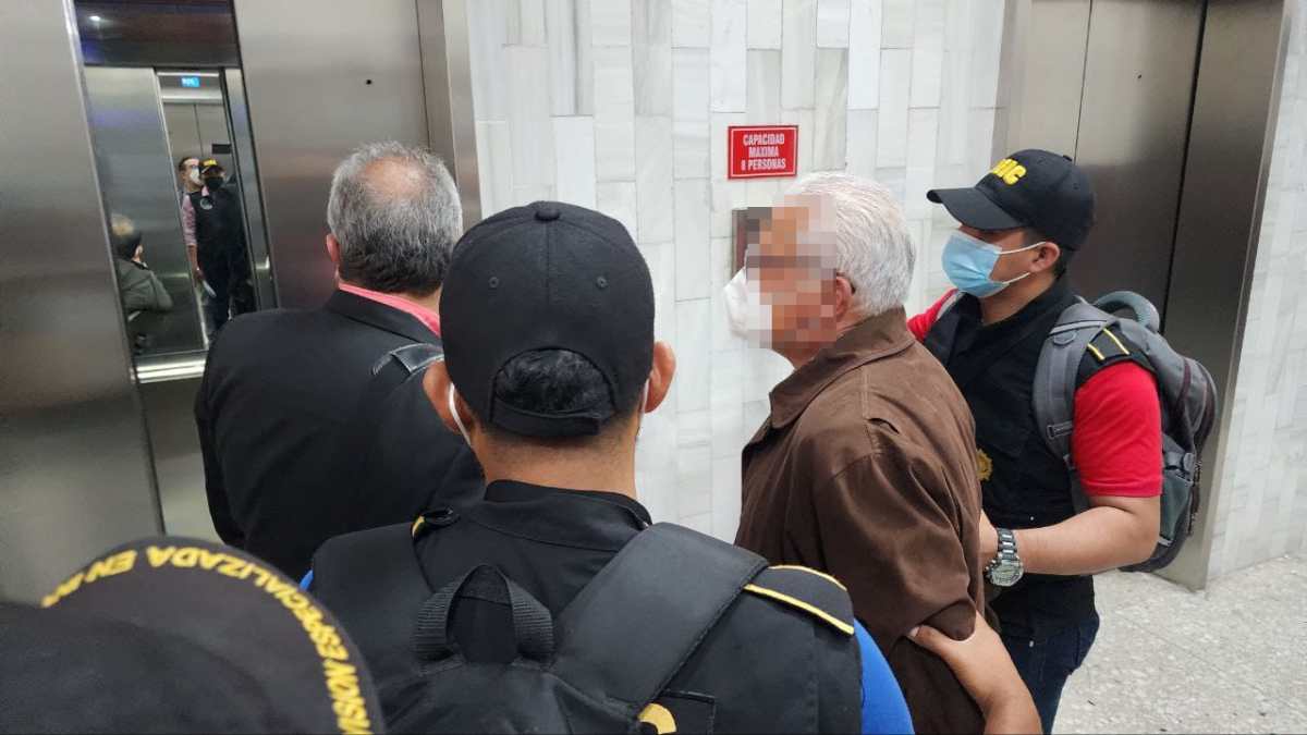 Juan José Hánser Pérez, exdirector de Caminos, fue detenido al salir de una audiencia en el Juzgado de Mayor Riesgo “D”. (Foto Prensa Libre: Edwin Pitán)