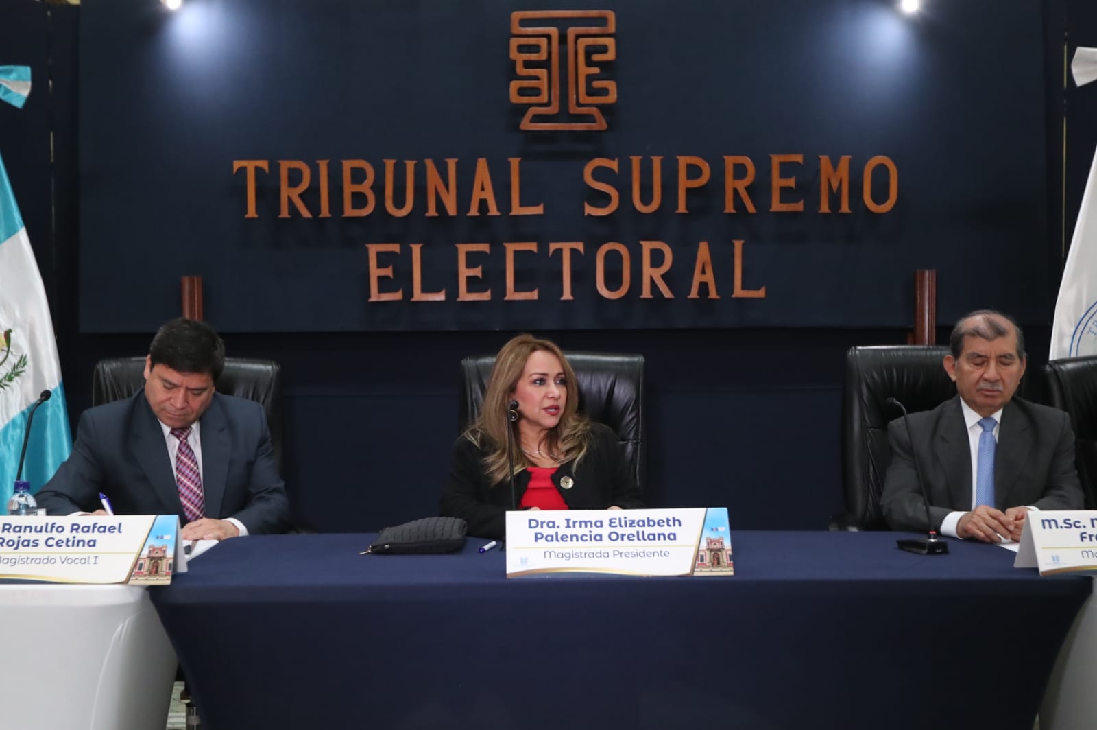 Magistrados del TSE oficializan el logotipo, eslogan y melodía para las elecciones generales de 2023. (Foto Prensa Libre: Élmer Vargas)