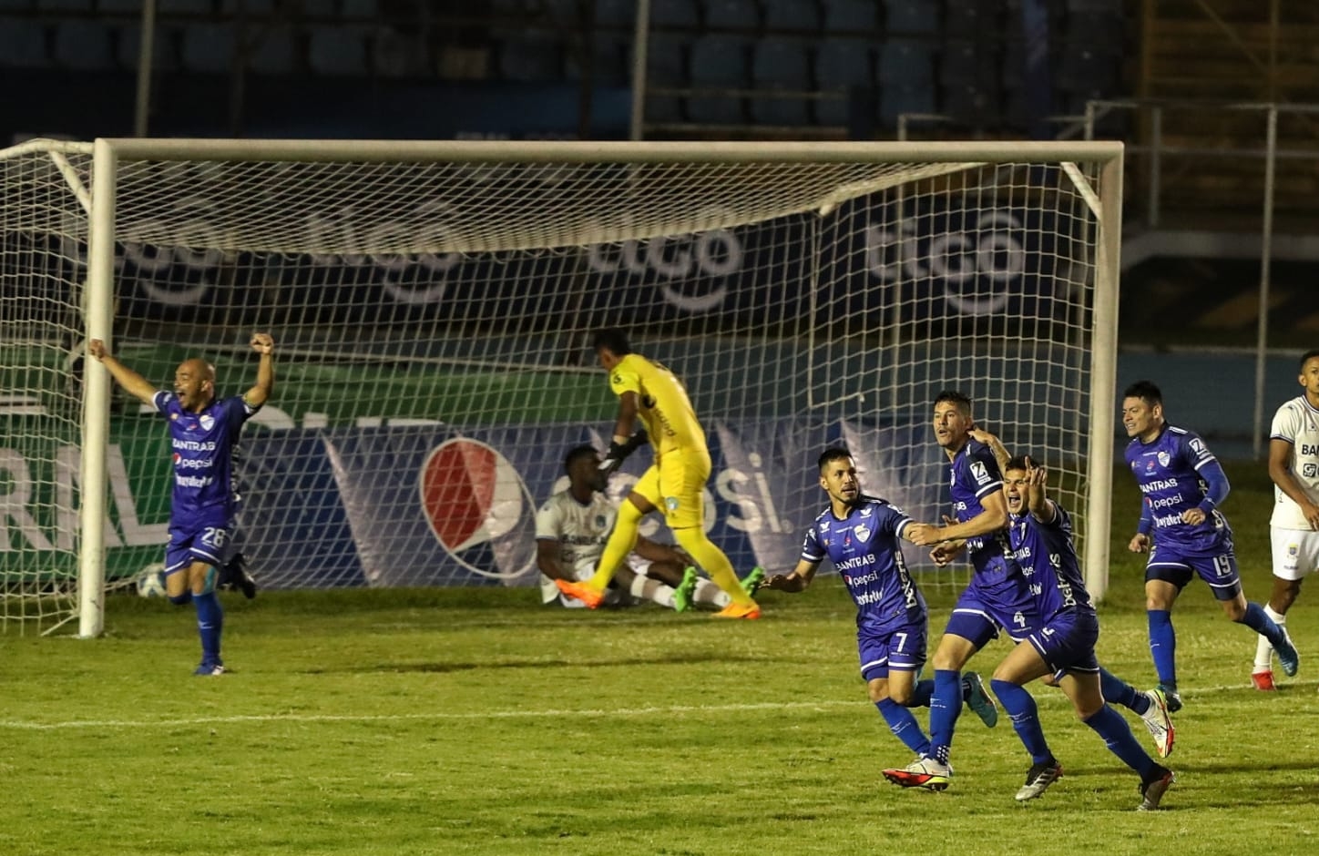 Thales Moreira se encargó de marcar el gol que puso en ventaja a los cobaneros. (Foto Prensa Libre: Esbin García)