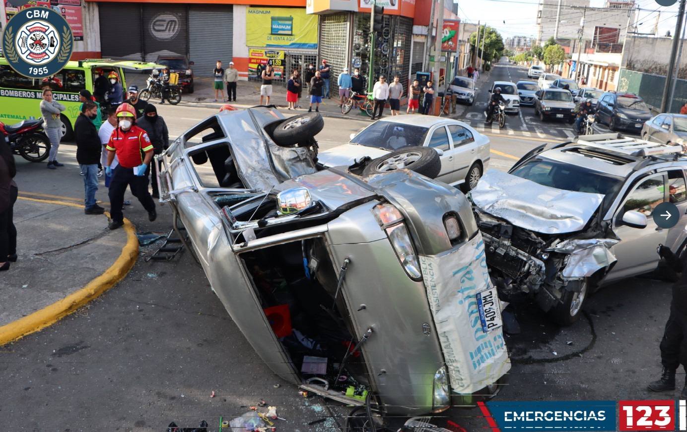 Un enfermera auxiliar  murió en el accidente. (Foto: Bomberos Municipales)