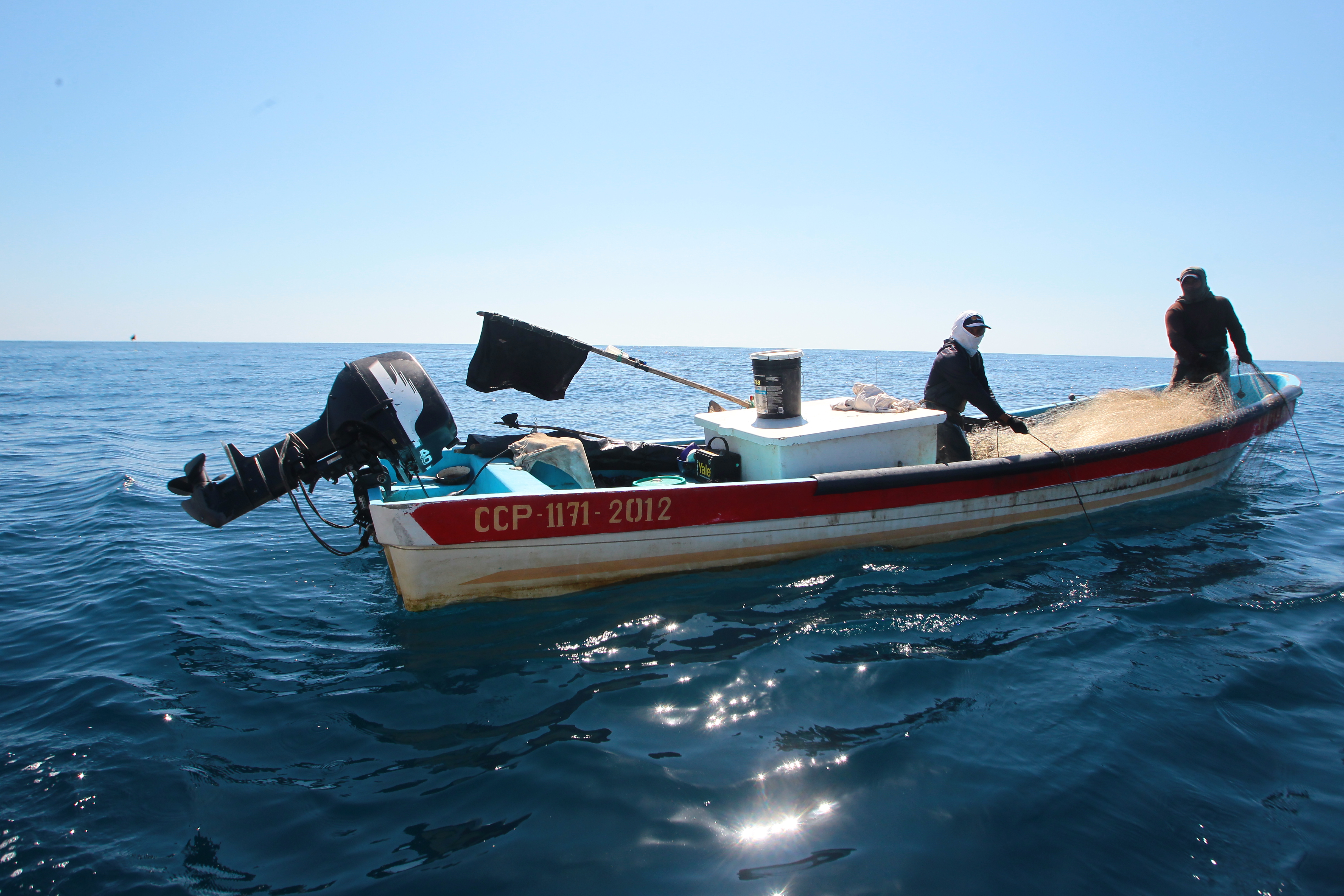 Ante la presencia de clorofila en niveles altos en aguas del pacífico, el Insivumeh hizo recomendaciones a pescadores.  (Foto Prensa Libre: César Pérez Marroquín)