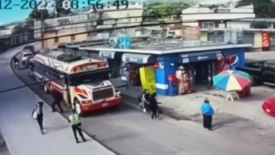Video: motorista arrolla a mujer, pierde el control y estuvo a punto de embestir a otro peatón