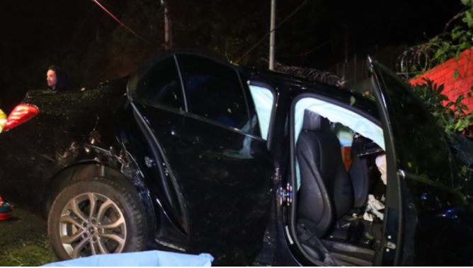 Vehículo accidentando en el Bulevar los Próceres y 28 avenida, zona 10. el pasado 18 de septiembre. (Foto Prensa Libre: Bomberos Municipales)
