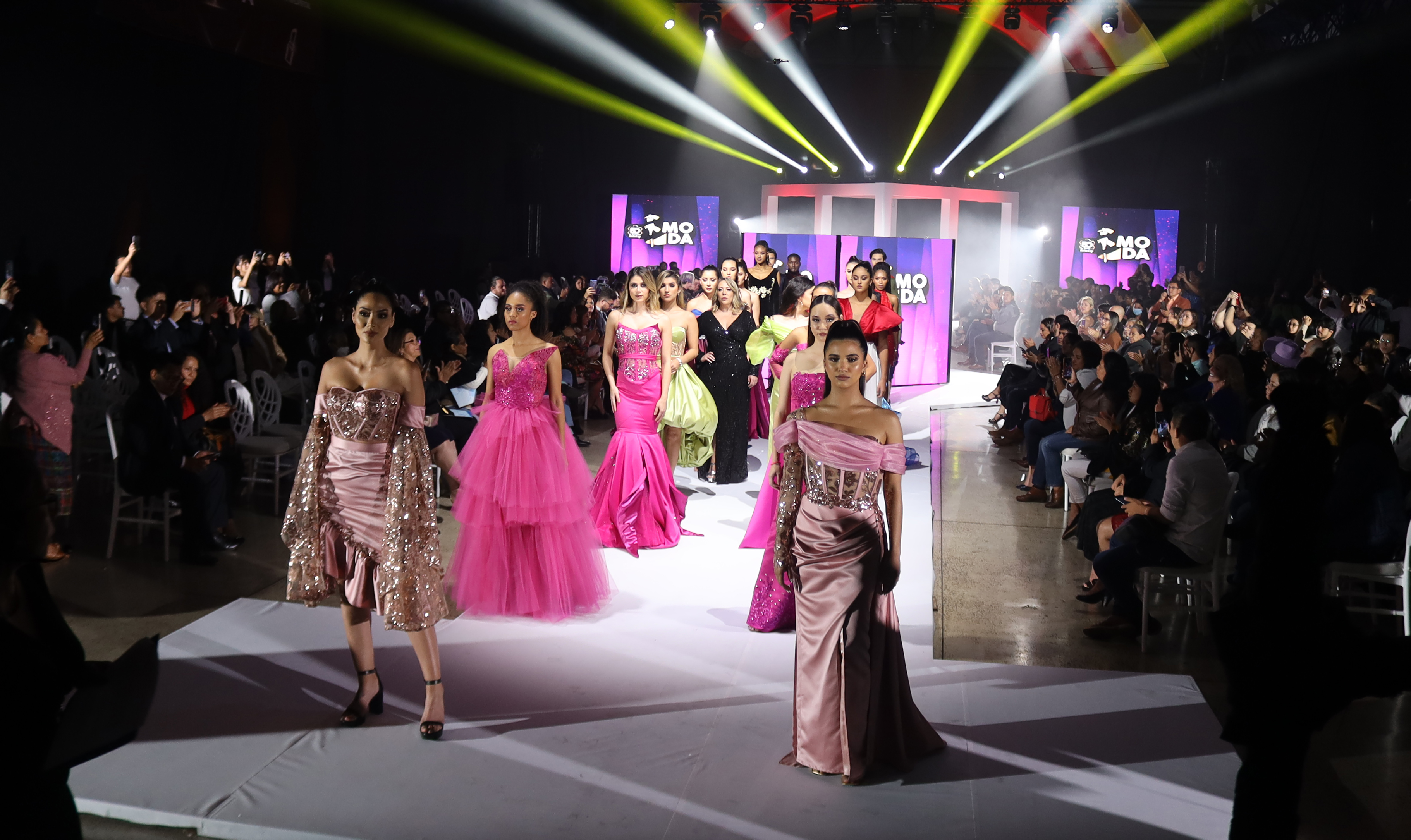 La pasarela inspirada en la celebración de los 50 años de la institución Intecap denominada Golden Fashion. Foto Prensa Libre: Cortesía