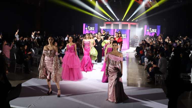 La pasarela inspirada en la celebración de los 50 años de la institución Intecap denominada Golden Fashion. Foto Prensa Libre: Cortesía