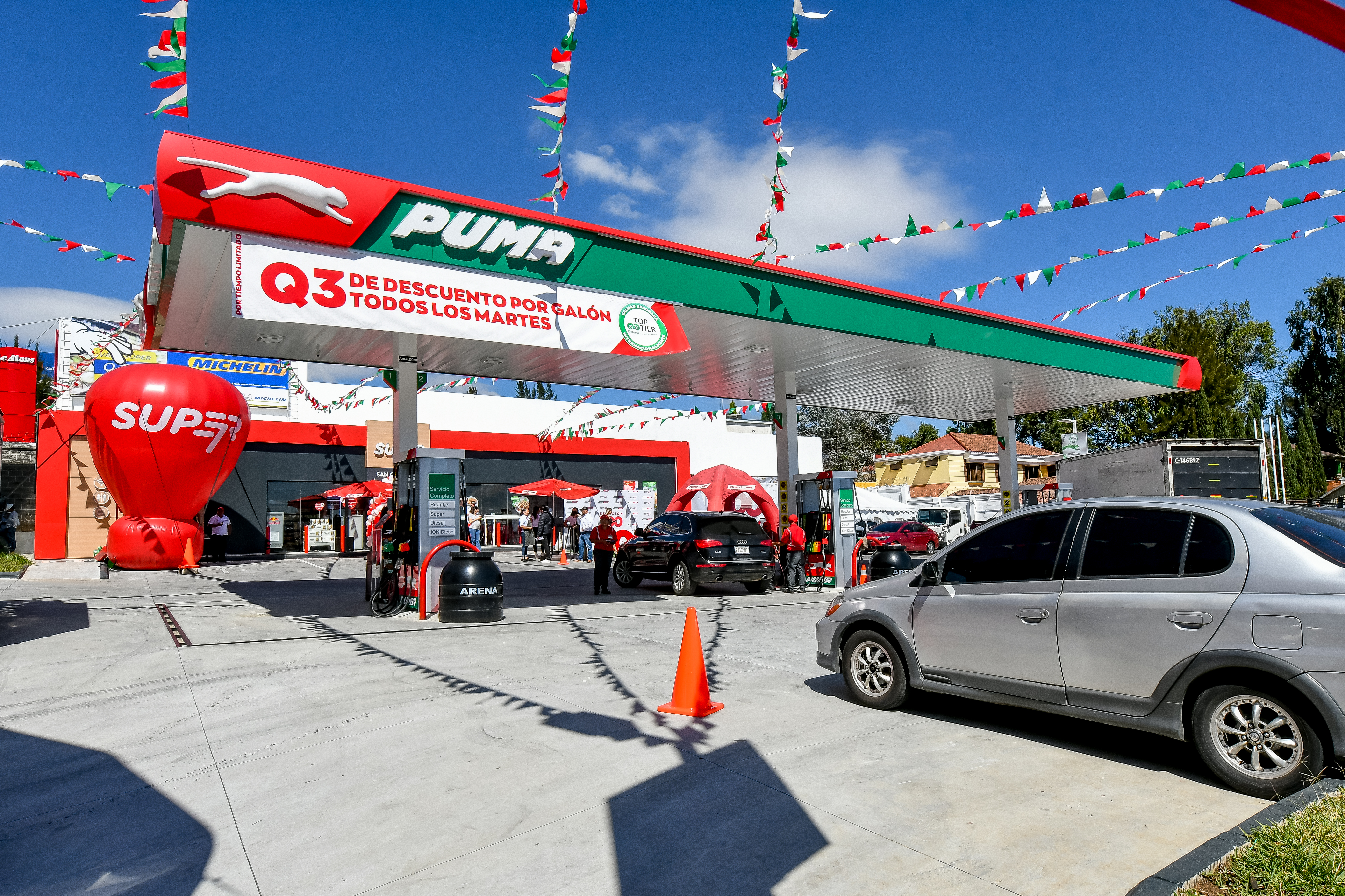 La inauguración de la estación 300, en Ciudad San Cristóbal, viene con grandes promociones para los clientes que pasen a comprar combustible y en Super 7. Foto Prensa Libre: Sergio Muñoz