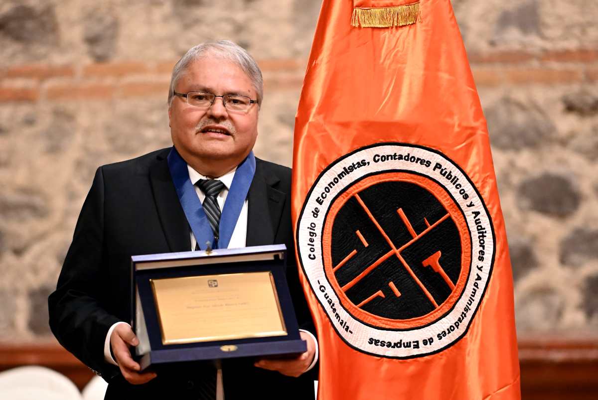 Vicepresidente del Banco de Guatemala recibe homenaje