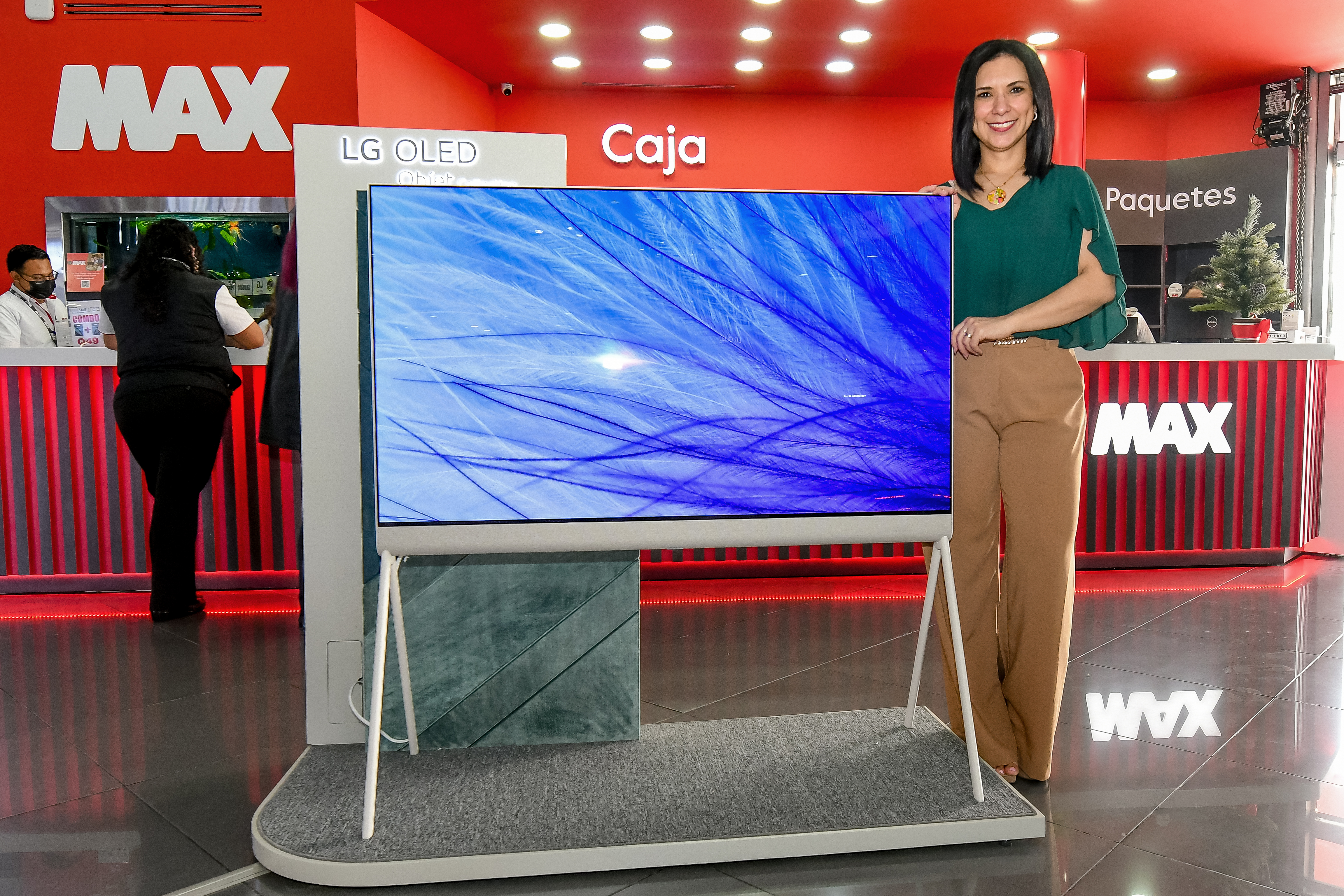 Melanie Behrens, Coordinadora de relaciones públicas de Grupo Distelsa, presenta el televisor vanguardista de la familia LG. Foto Prensa Libre: Sergio Muñoz