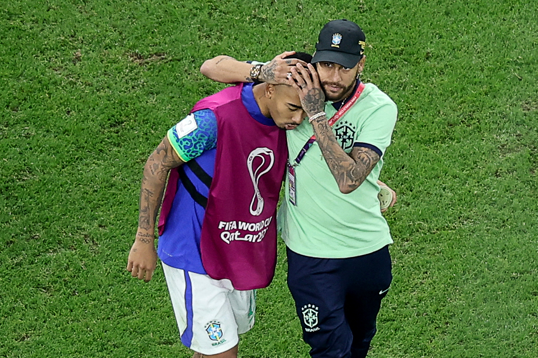 Los jugadores brasileños Alex Telles y Gabriel Jesús se perderán el resto del Mundial de Qatar luego de lesionarse en el encuentro que tuvieron contra Camerún. (Foto Prensa Libre: AFP)