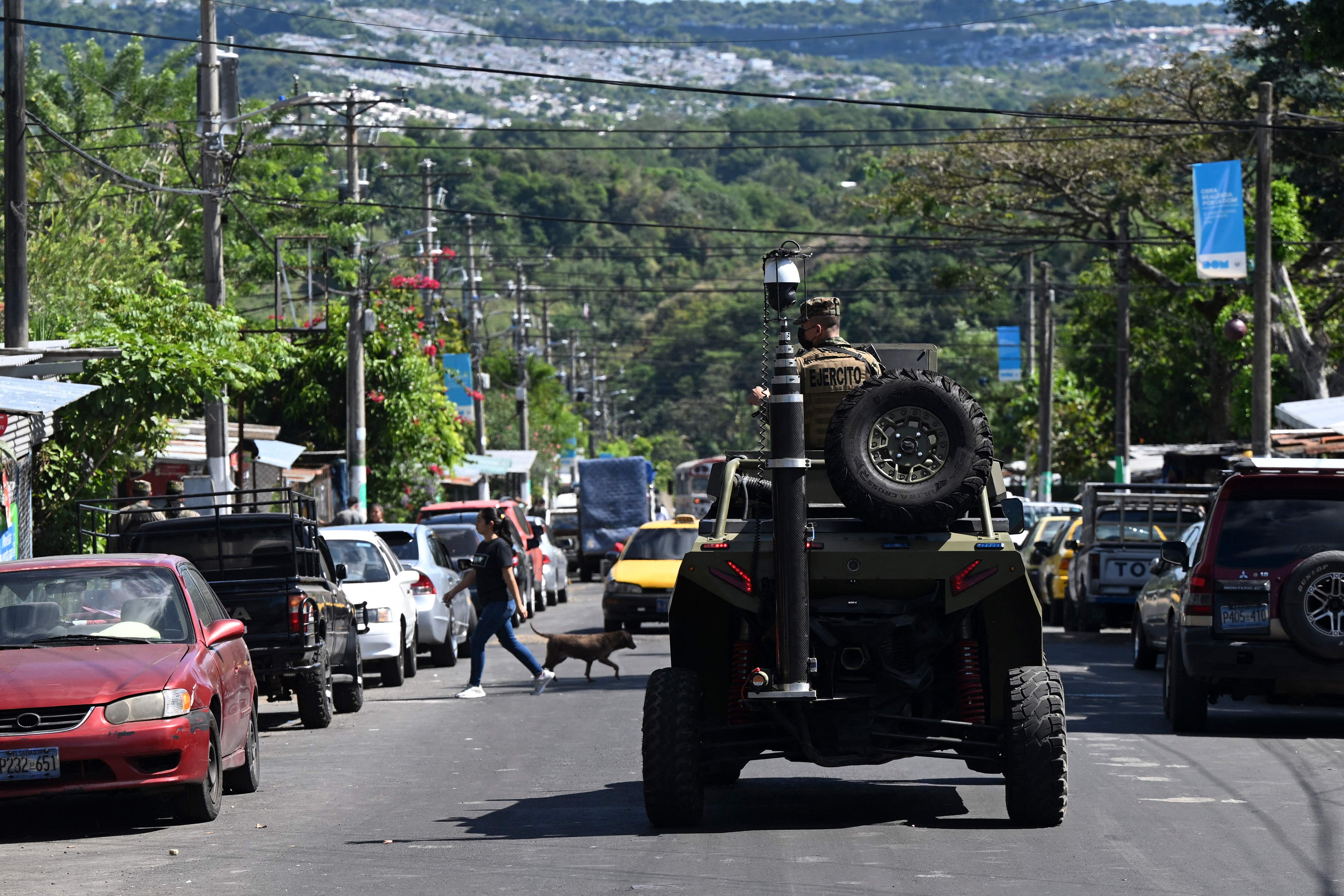 Soldados vigilan la localidad de La Campanera, en Soyapango, El Salvador, como parte de las acciones de la guerra contra las pandillas que impulsa el presidente Nayib Bukele. (Foto Prensa Libre: AFP)