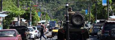 Soldados vigilan la localidad de La Campanera, en Soyapango, El Salvador, como parte de las acciones de la guerra contra las pandillas que impulsa el presidente Nayib Bukele. (Foto Prensa Libre: AFP)