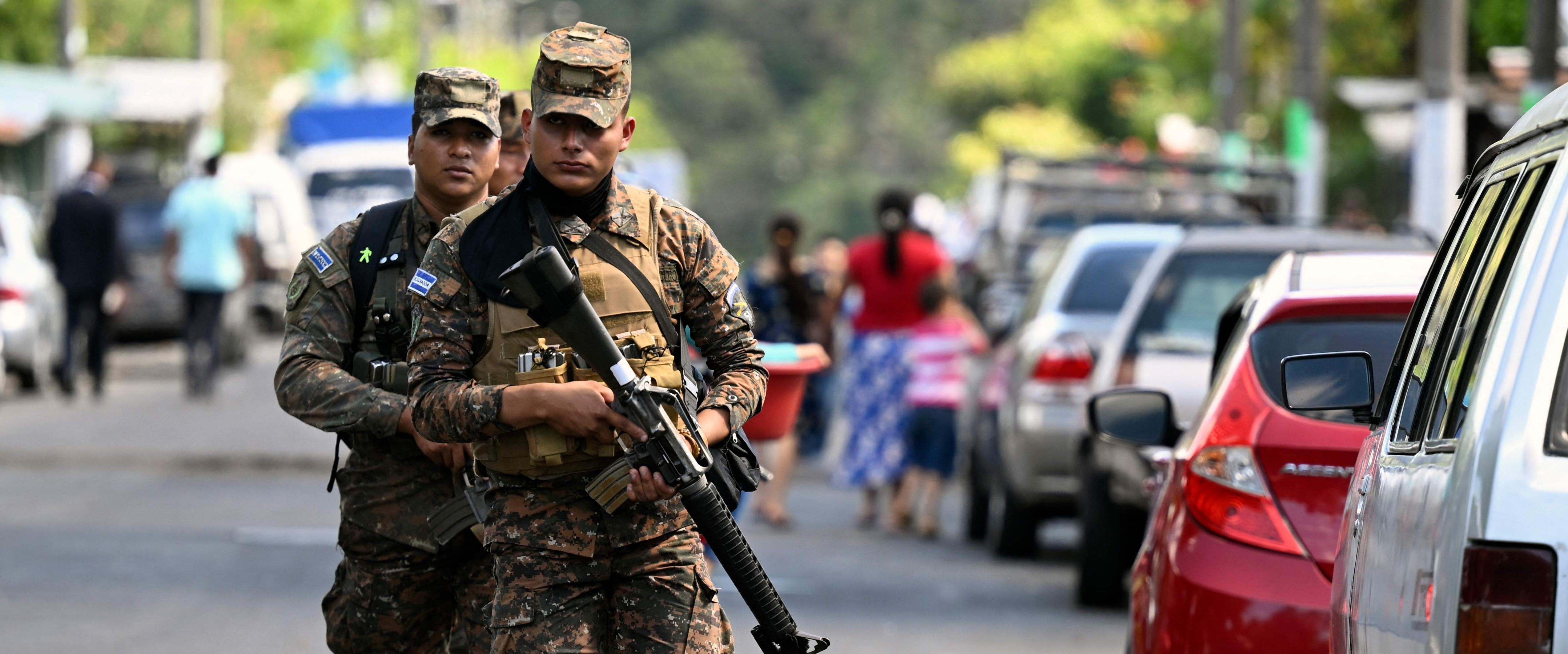 Soldiers patrol during an operation against gang members in La Campanera, a community historically controlled by the 18th street gang, in Soyapango, El Salvador, on December 4, 2022. - Around 10,000 Salvadoran army troops and police officers surrounded the populous city of Soyapango, on the outskirts of capital San Salvador, as the government stepped up its fight against criminal gangs, President Nayib Bukele announced Saturday. (Photo by Marvin RECINOS / AFP)