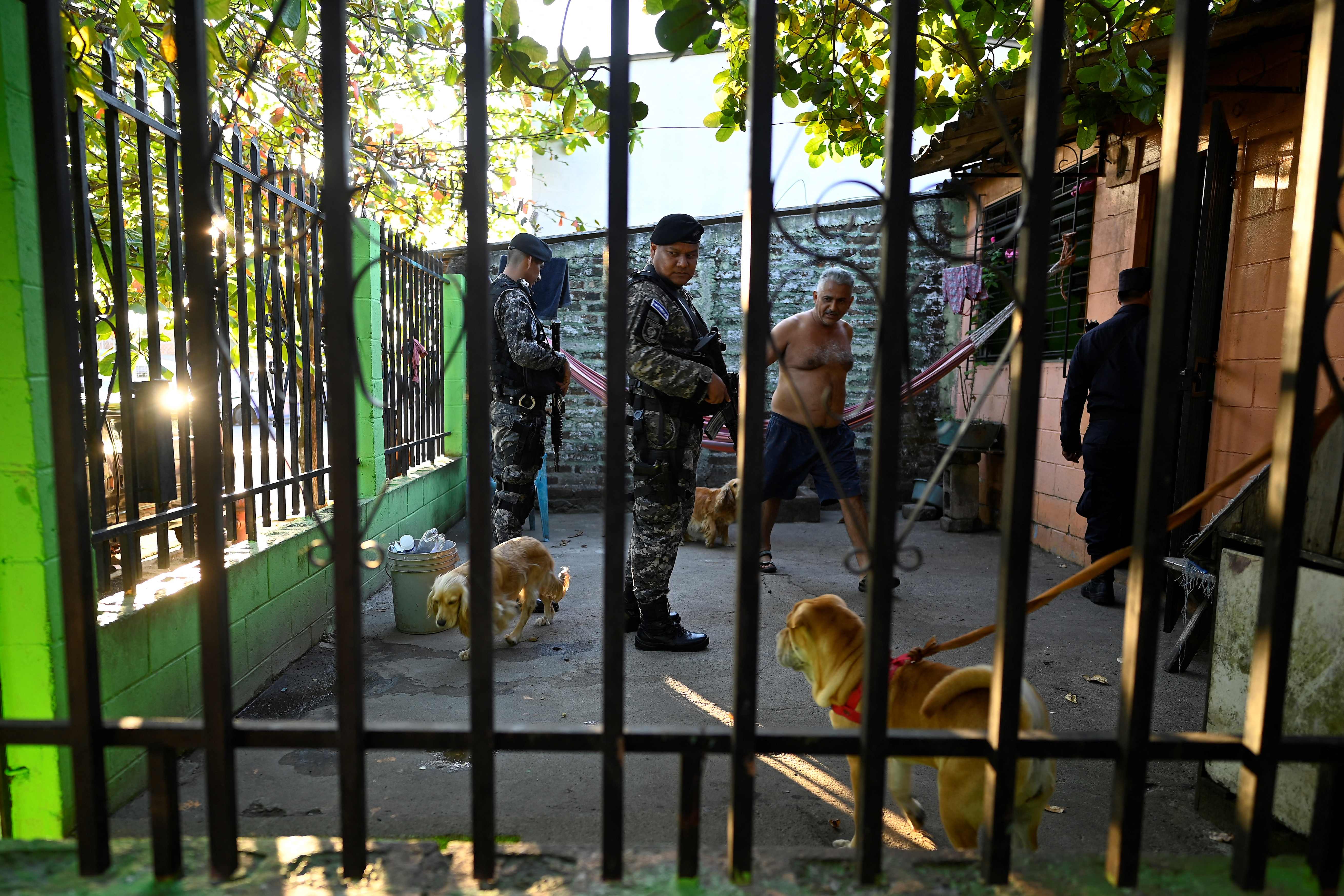 Soldados registran una casa en busca de integrantes de pandillas durante una operación contra las maras, en Soyapango, El Salvador. (Foto Prensa Libre: AFP)