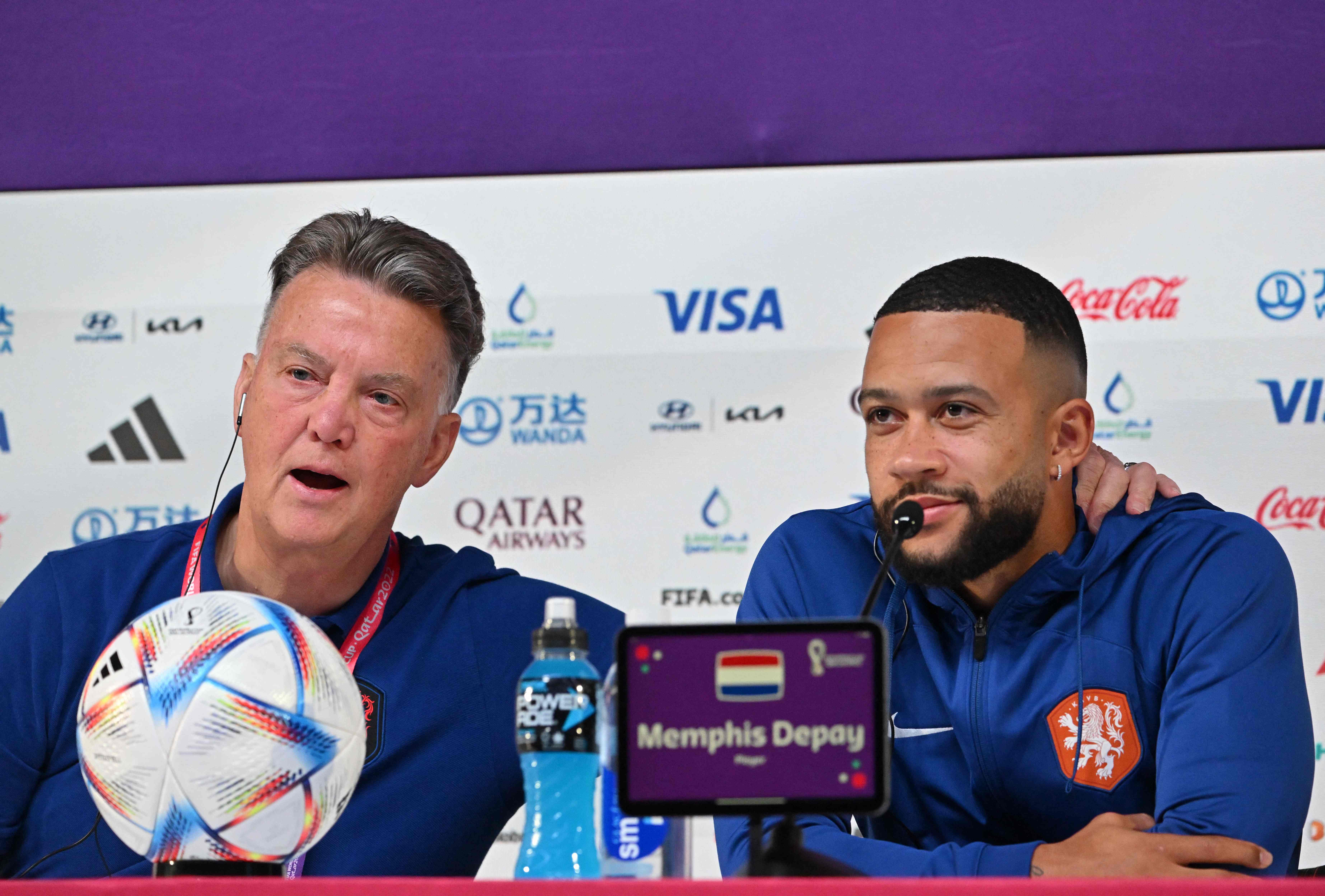 Louis Van Gaal y Memphis Depay en conferencia de prensa. (Foto Prensa Libre: AFP)