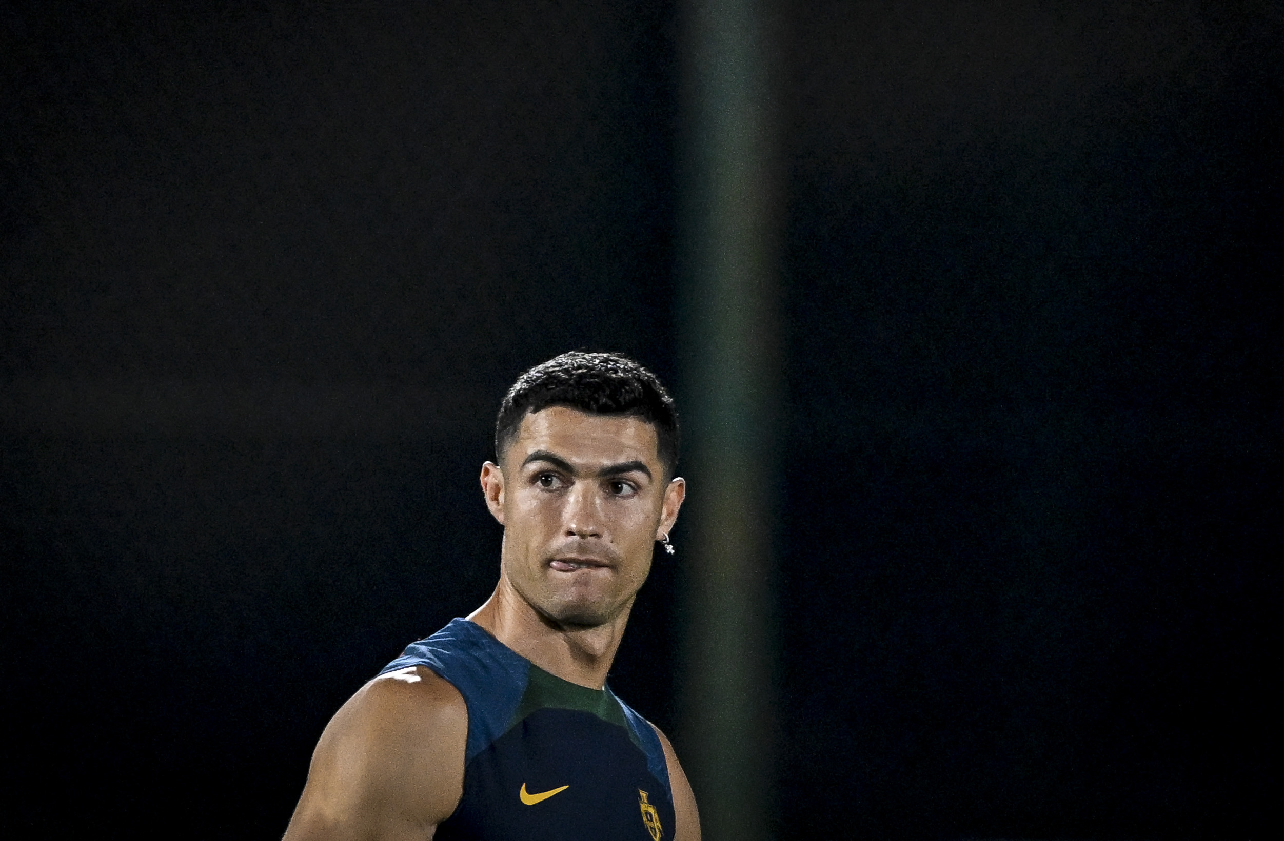 Cristiano Ronaldo, en el entrenamiento de este jueves de Portugal. (Foto Prensa Libre: AFP)
