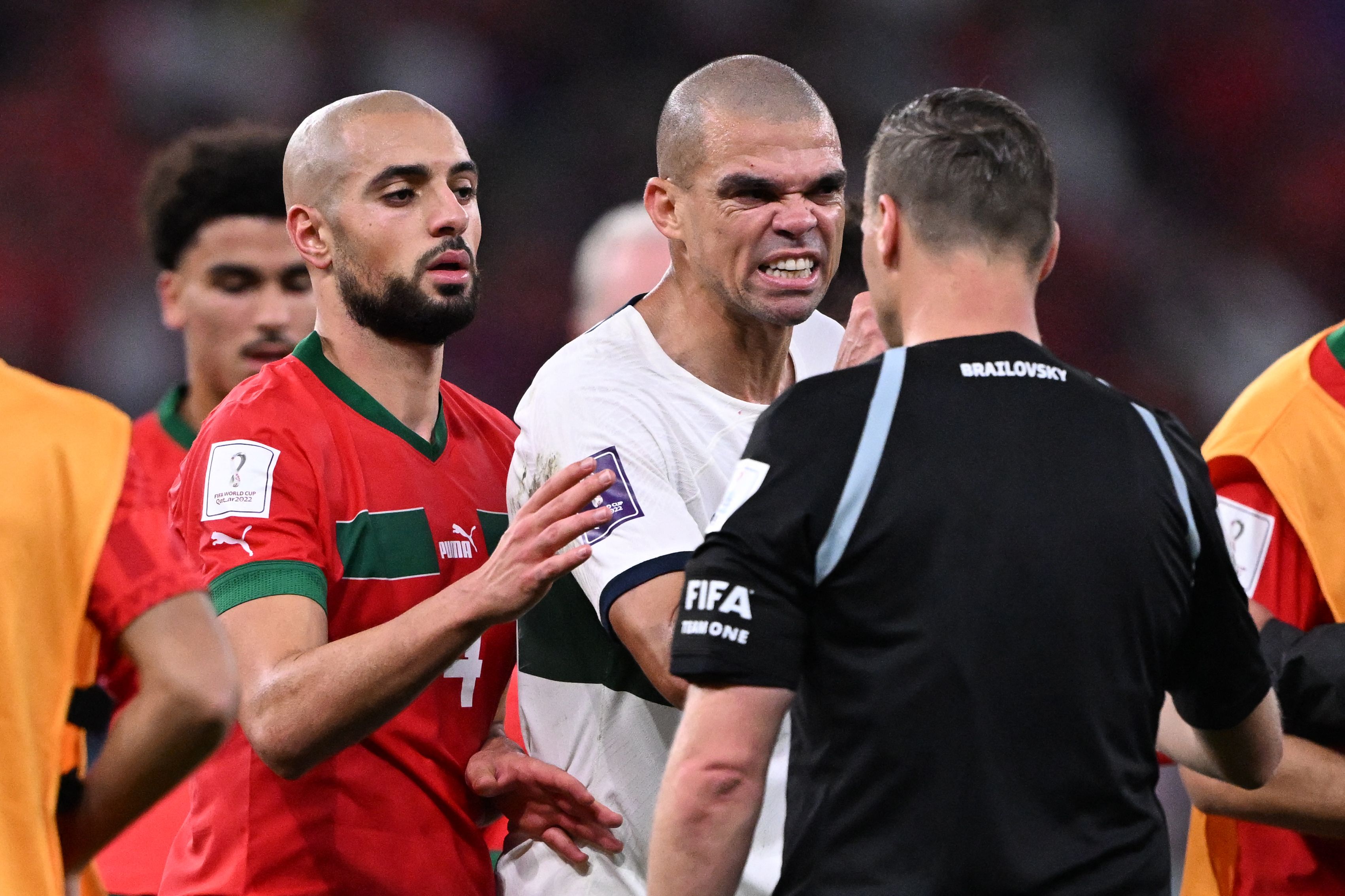 El defensor portugués Pepe encara al árbitro argentino Facundo Tello. Foto Prensa Libre (AFP)