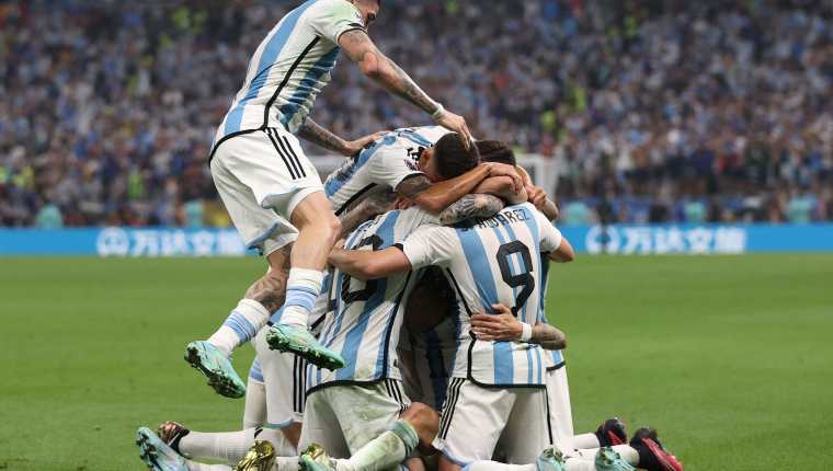 Argentina logró su primer campeonato mundial luego de 36 años, este domingo en Qatar. (Foto Prensa Libre: AFP)