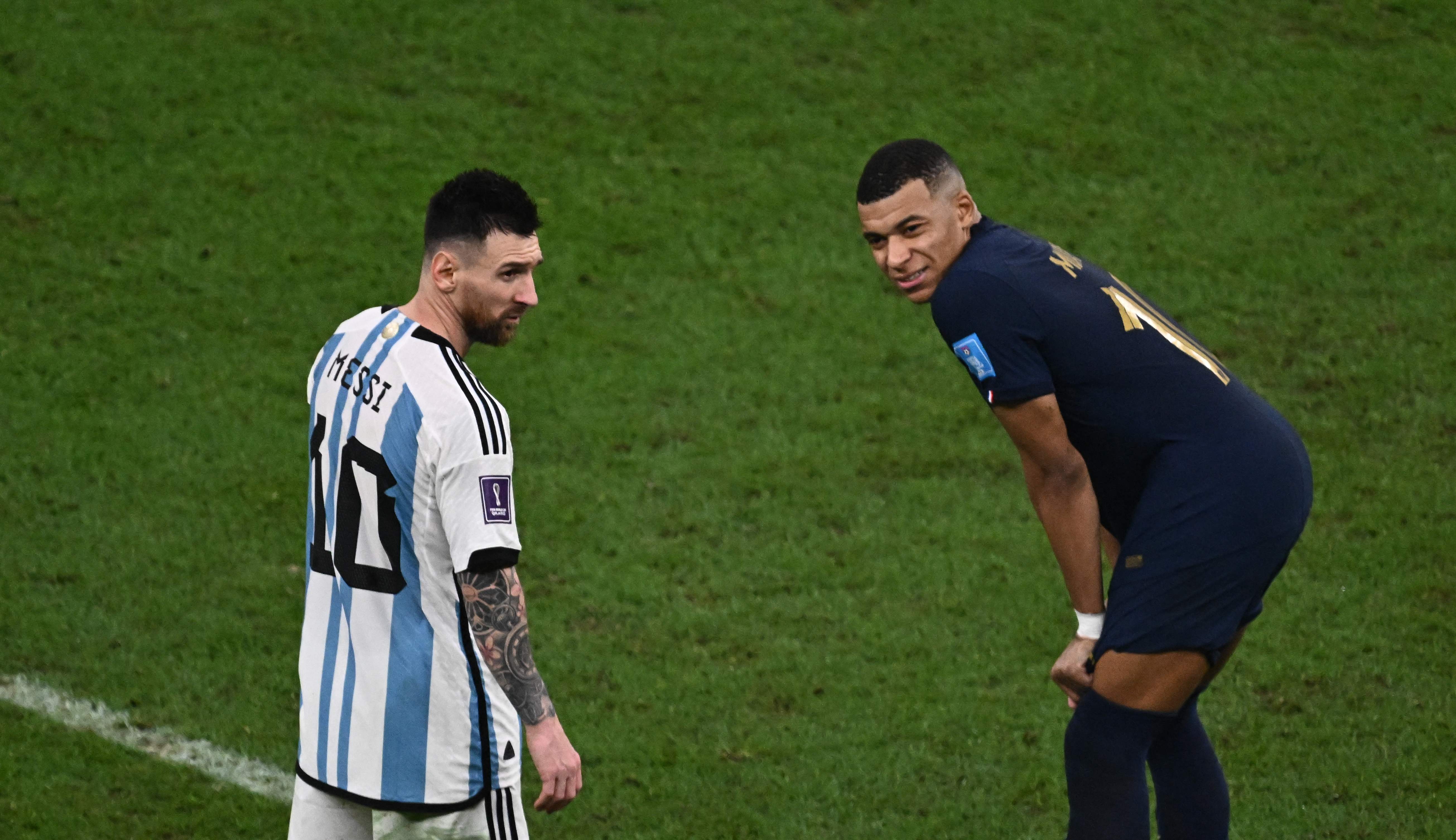 Lionel Messi y Kylian Mbappé se enfrentaron en al final del Mundial de Qatar. El delantero francés dice haber dado vuelta a la página, después de la dolorosa derrota. (Foto Prensa Libre: AFP).