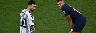 Lionel Messi y Kylian Mbappé se enfrentaron en al final del Mundial de Qatar. El delantero francés dice haber dado vuelta a la página, después de la dolorosa derrota. (Foto Prensa Libre: AFP).