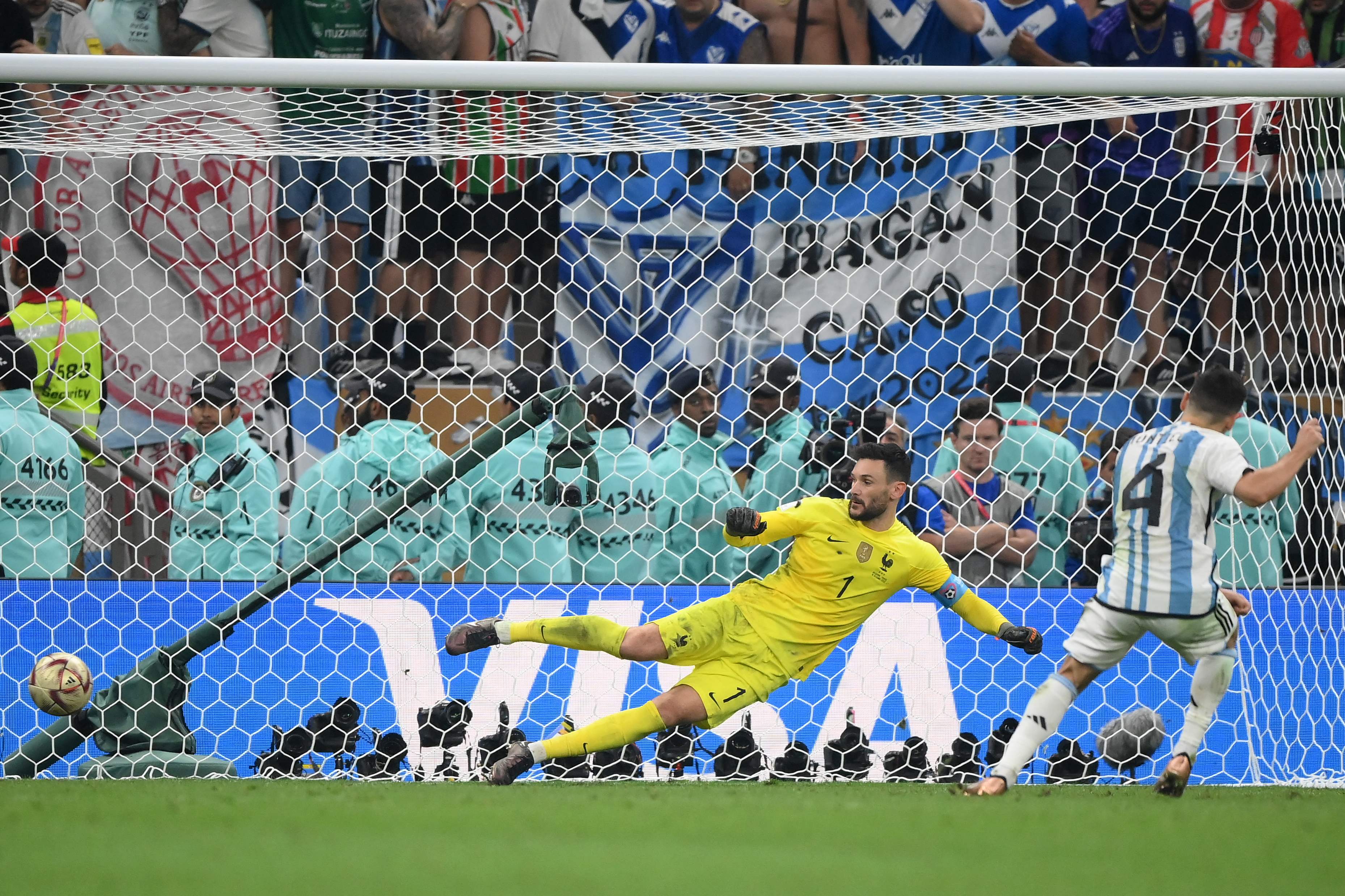 Gonzalo Montiel en el momento que define el gol del triunfo de Argentina ante Francia en penaltis. (Foto Prensa Libre: AFP).
