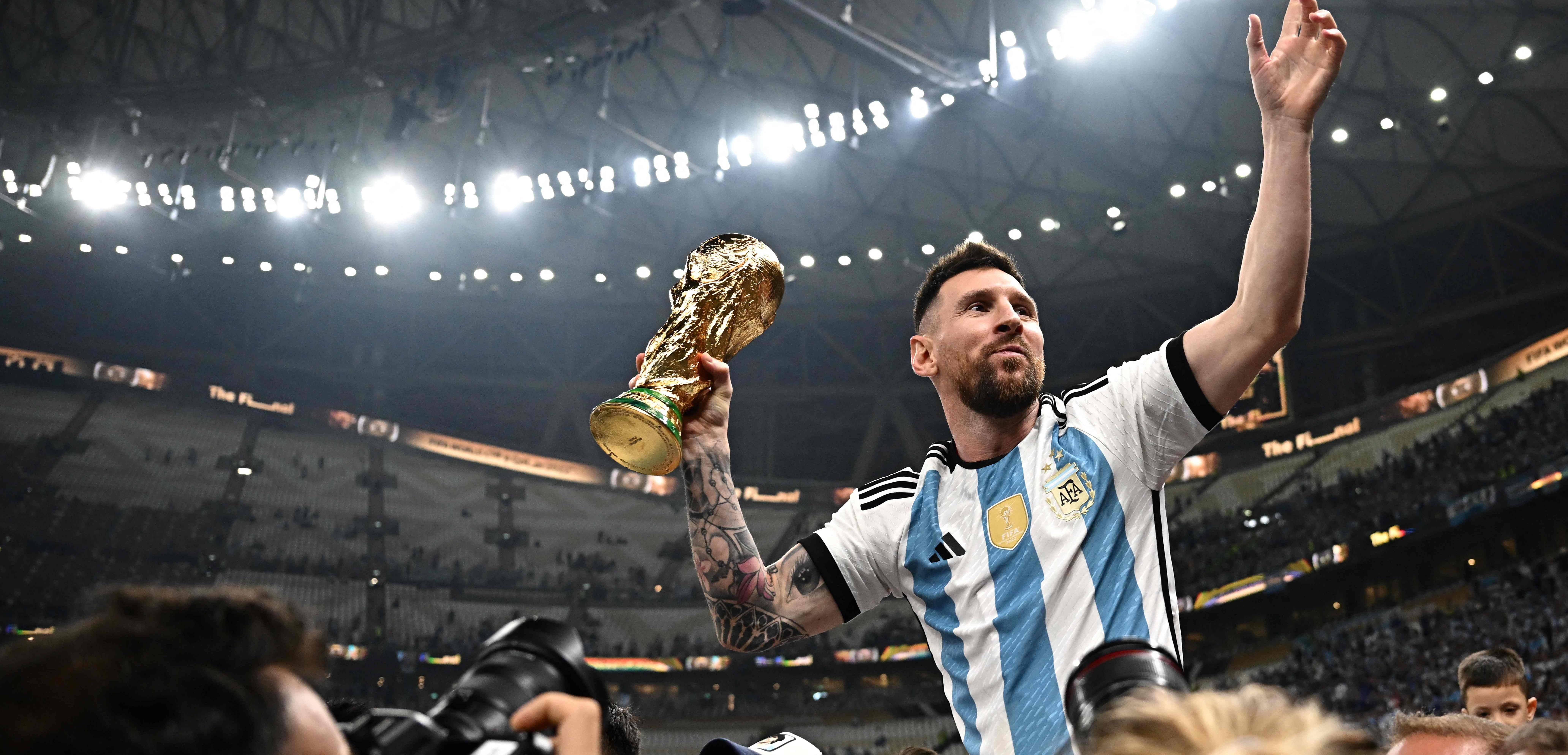 El capitán de la selección argentina, Lionel Messi, levanta el trofeo de la FIFA luego de ganarle la final a Francia en Catar 2022. (Foto Prensa Libre: AFP)