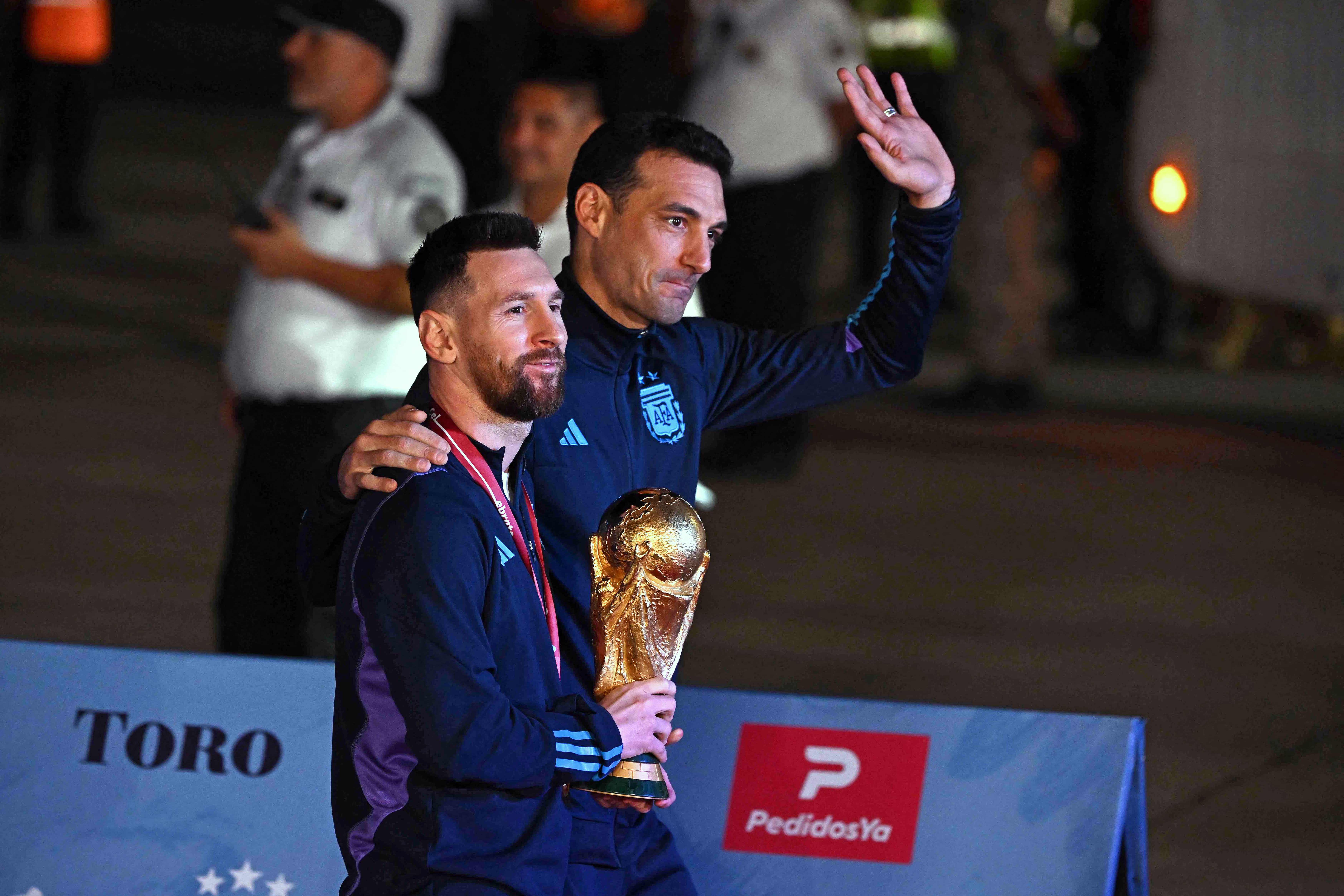 Lionel Messi y Lionel Scaloni fueron los primeros en pisar el suelo de Buenos Aires, luego de bajarse del avión donde los jugadores de la selección de Argentina viajaron tras ganar la copa del mundo. (Foto Prensa Libre: AFP)
