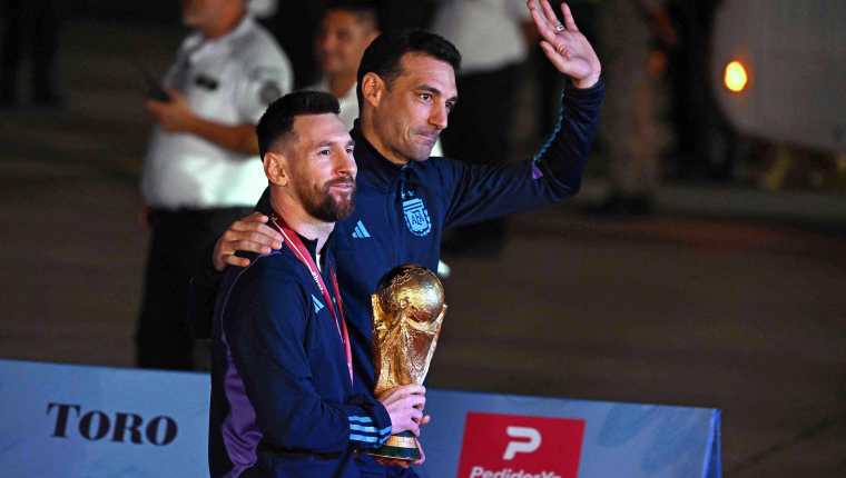 Lionel Messi y Lionel Scaloni fueron los primeros en pisar el suelo de Buenos Aires, luego de bajarse del avión donde los jugadores de la selección de Argentina viajaron tras ganar la copa del mundo. (Foto Prensa Libre: AFP)