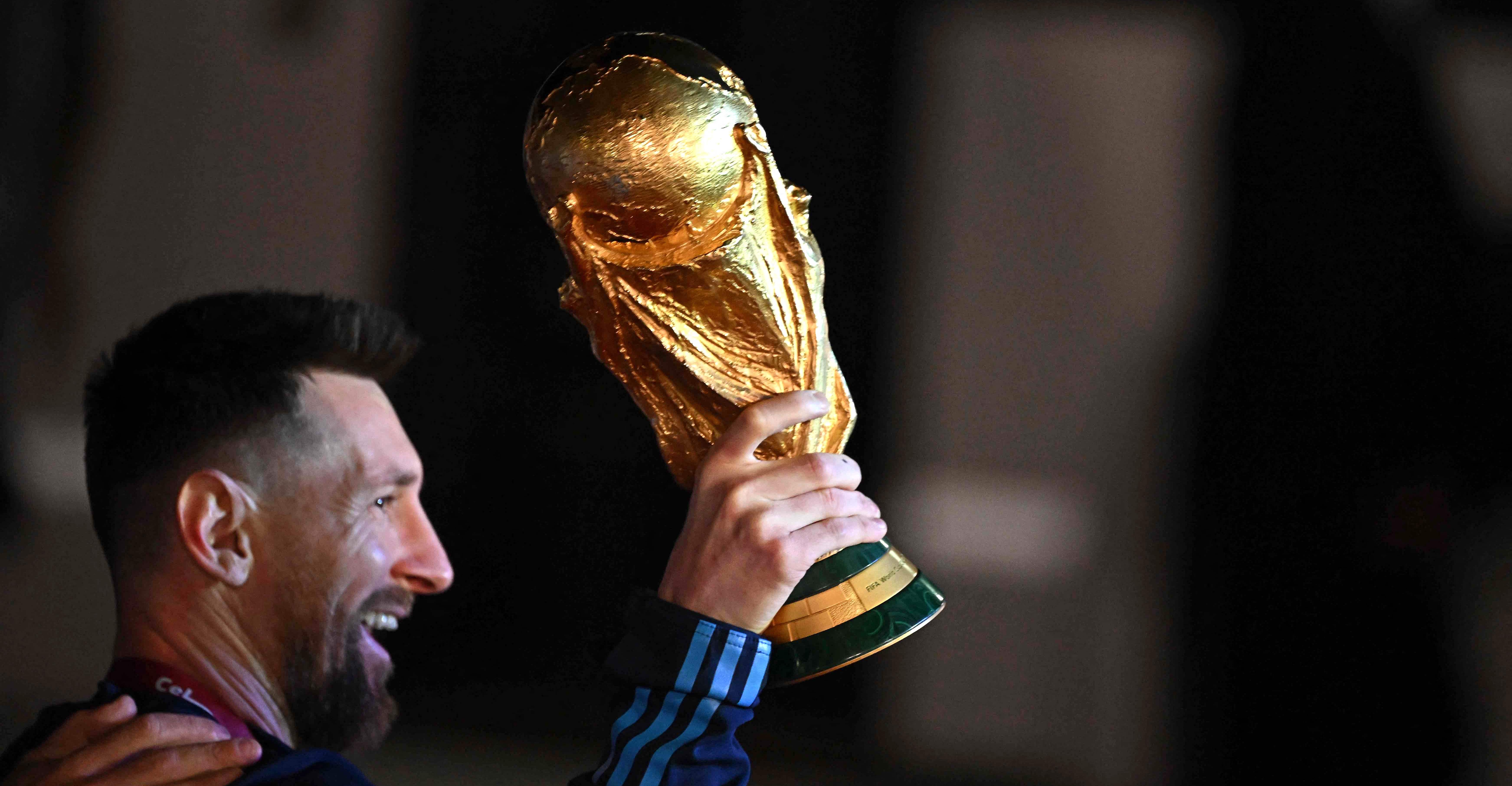 El capitán de Argentina, Lionel Messi, sostiene el trofeo de la Copa Mundial luego de ganarlo en Catar 2022. (Foto Prensa Libre: AFP)