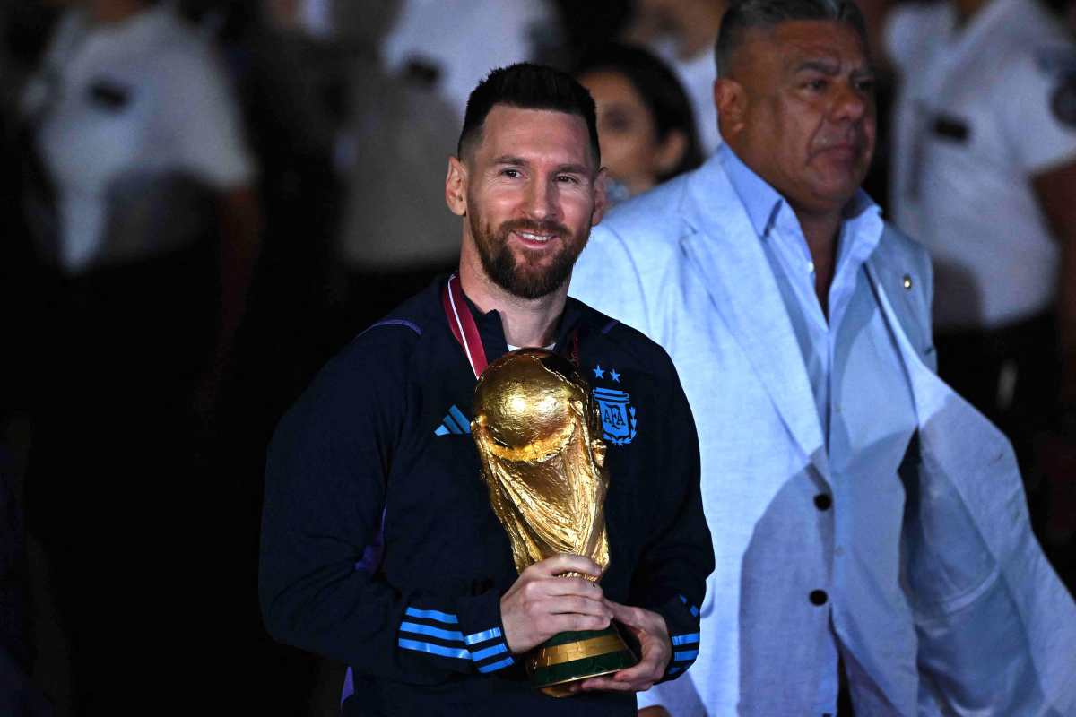 Messi con el trofeo del Mundial 2022.