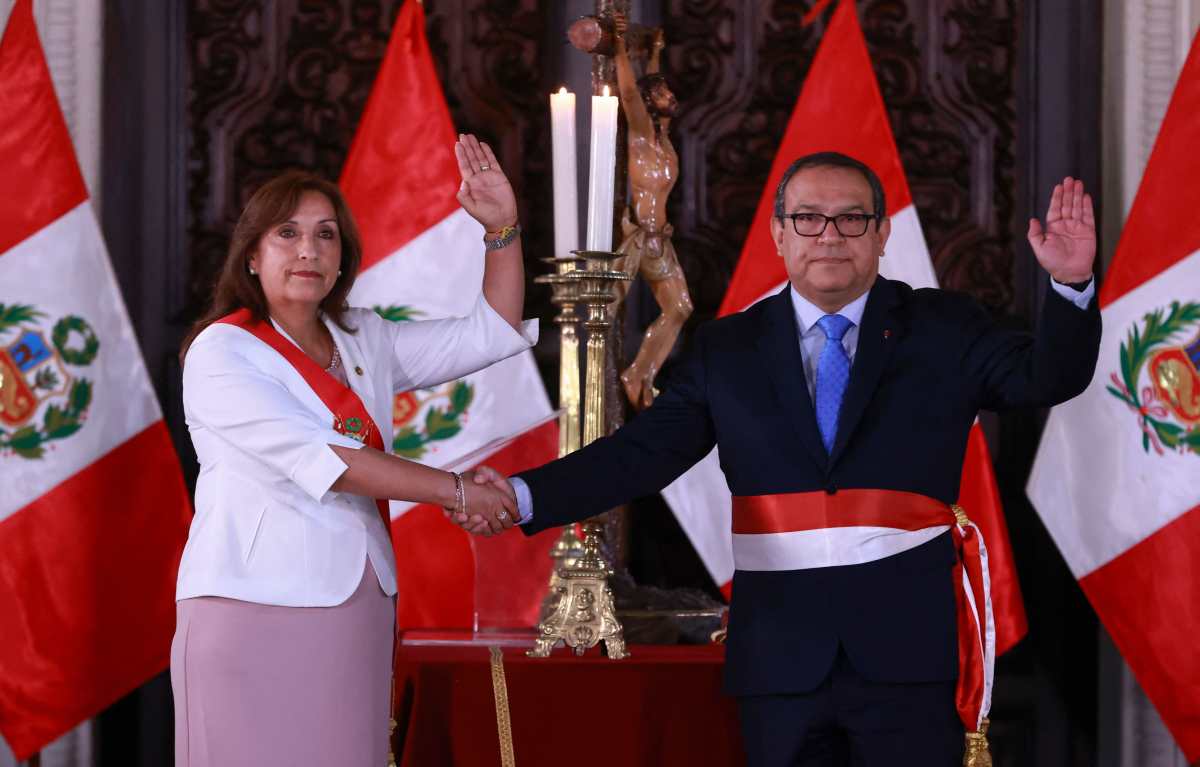 Presidenta de Perú, Dina Boluarte, nombra nuevos ministros y busca salir de crisis tras protestas