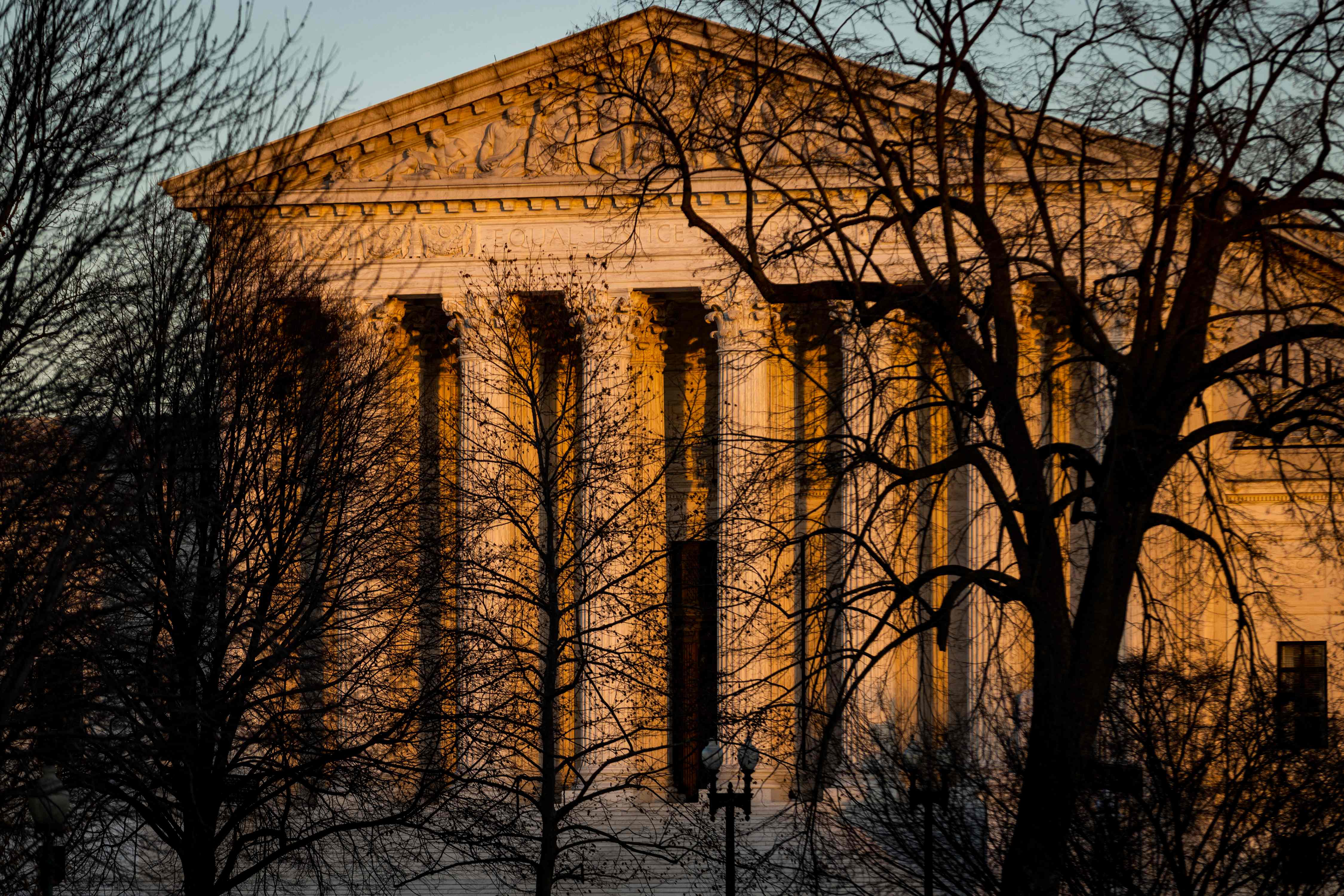 Corte Suprema de EE.UU. mantiene vigente el "título 42"