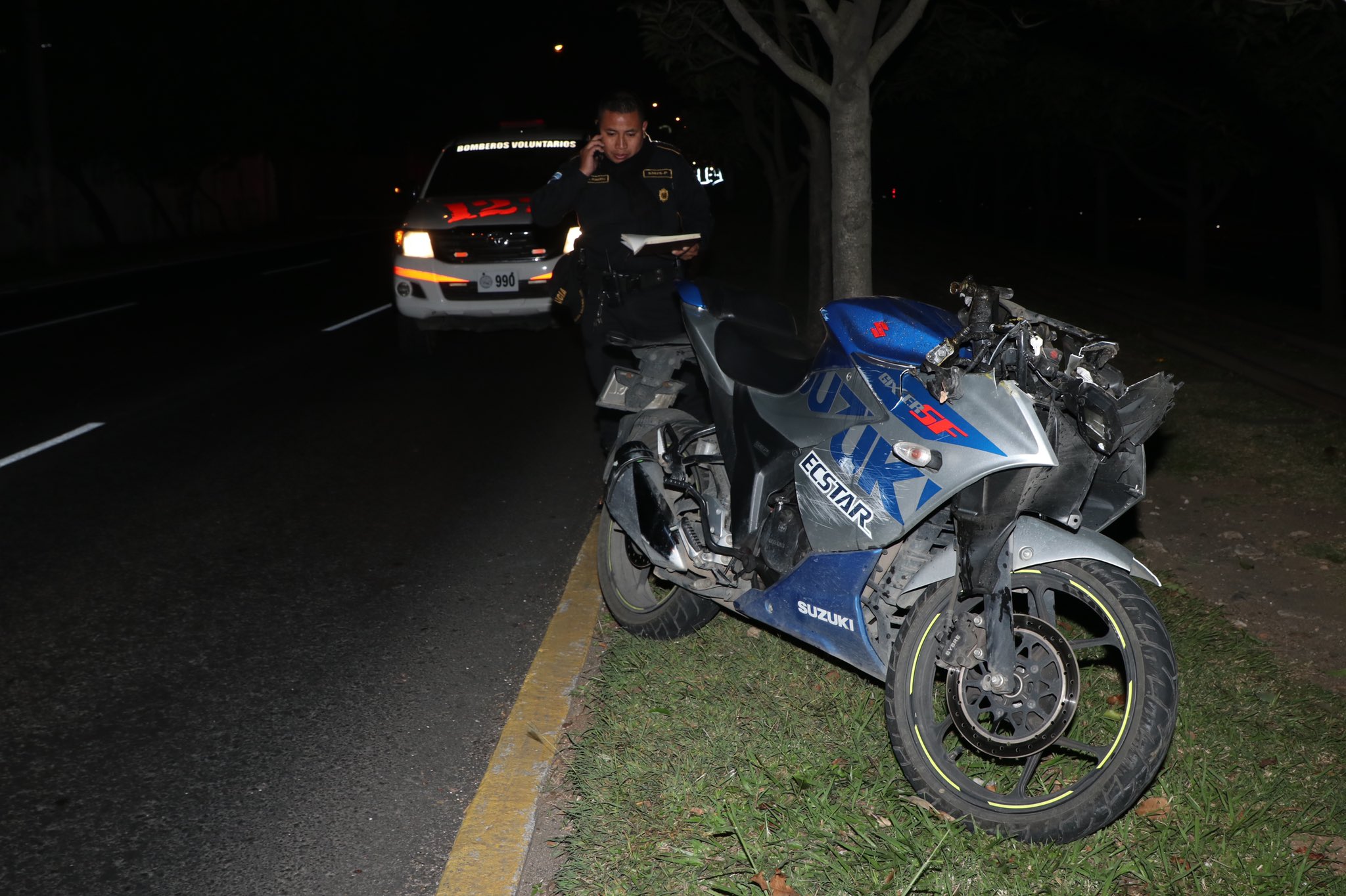 Socorristas fueron requeridos en la calzada Atanasio Tzul por un accidente en el que murieron tres personas. (Foto Prensa Libre: Bomberos Voluntarios)