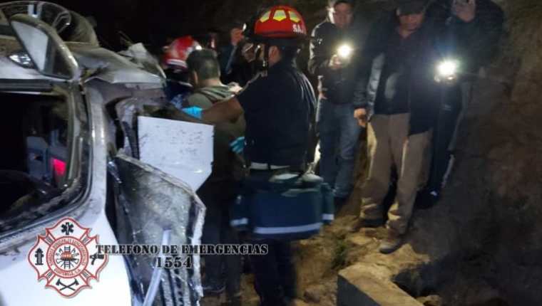 Cinco integrantes de una familia murieron y otros cuatro resultaron heridos al volcar un picop en la aldea Chuichop, San Antonio Ilotenango, Quiché. (Foto Prensa Libre: Bomberos Municipales Departamentales)