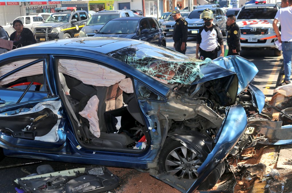 Cinco personas resultaron heridas en un accidente de tránsito ocurrido en la calzada San Juan. (Foto Prensa Libre: Bomberos Voluntarios)