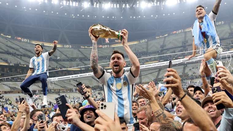 En el "Mundial de las firmas" Argentina ganó ante la solicitud de los franceses de repetir la final de la copa del mundo. (Foto Presa Libre: EFE/Tolga Bozoglu).