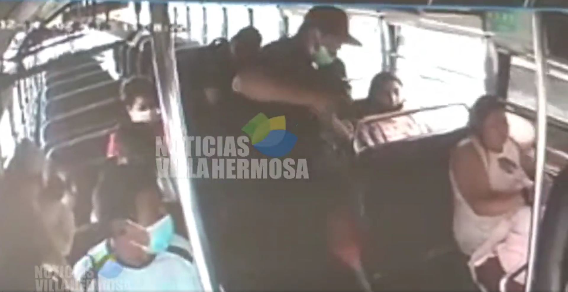 Hombres toman por asalto un autobús en la avenida Petapa, zona 12 capitalina, y quedan grabados en video. (Foto Prensa Libre: Twitter Noticias de Villa Hermosa)