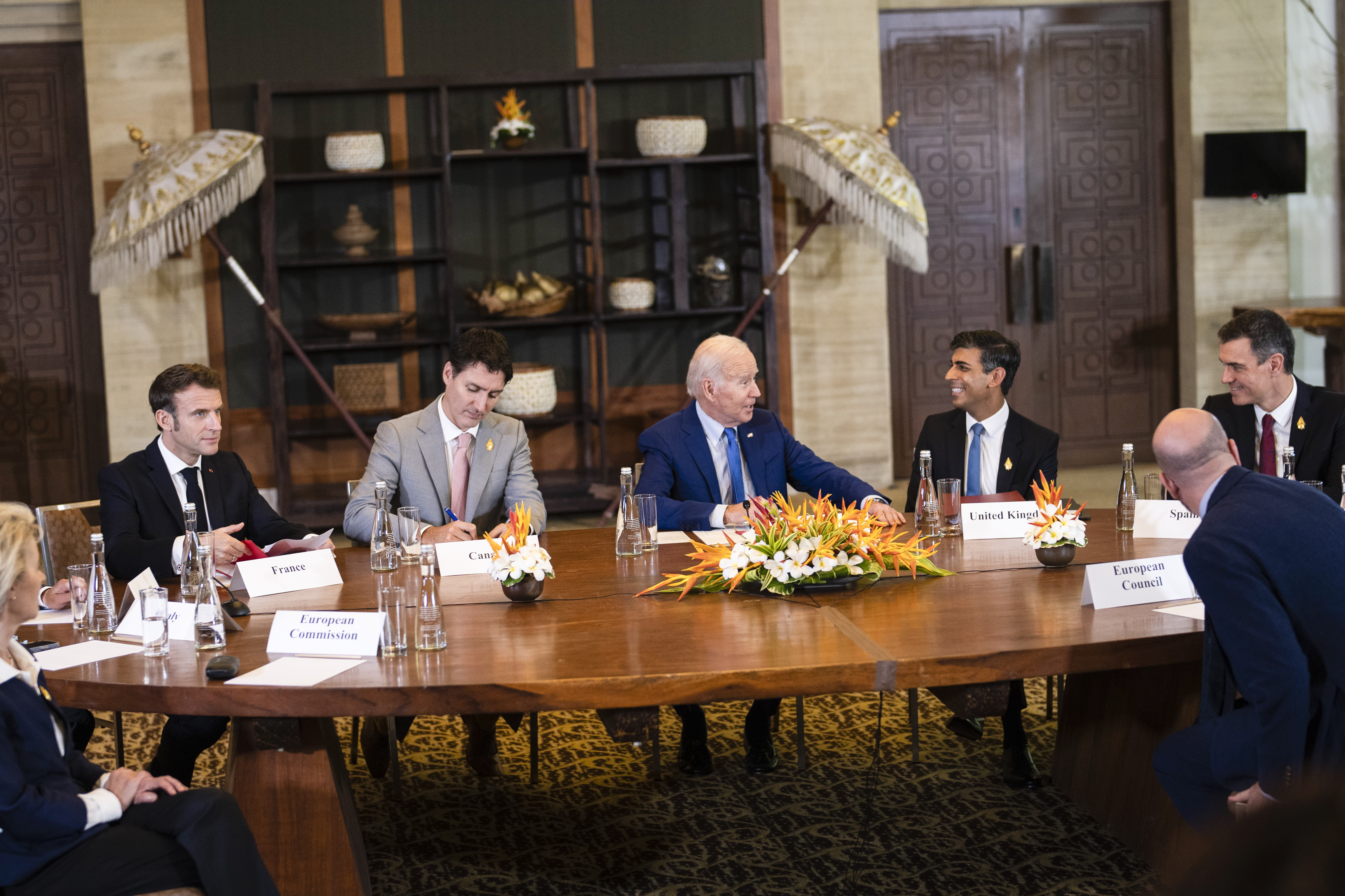 El primer ministro de Canadá, Justin Trudeau, el presidente Joe Biden, y el primer ministro de Gran Bretaña, Rishi Sunak; durante una reunión "de emergencia" para discutir un ataque con misiles en territorio polaco cerca de la frontera con Ucrania, al margen de la cumbre de líderes del G20 en Bali el 16 de noviembre de 2022. (Foto Prensa Libre: Doug Mills/The New York Times)