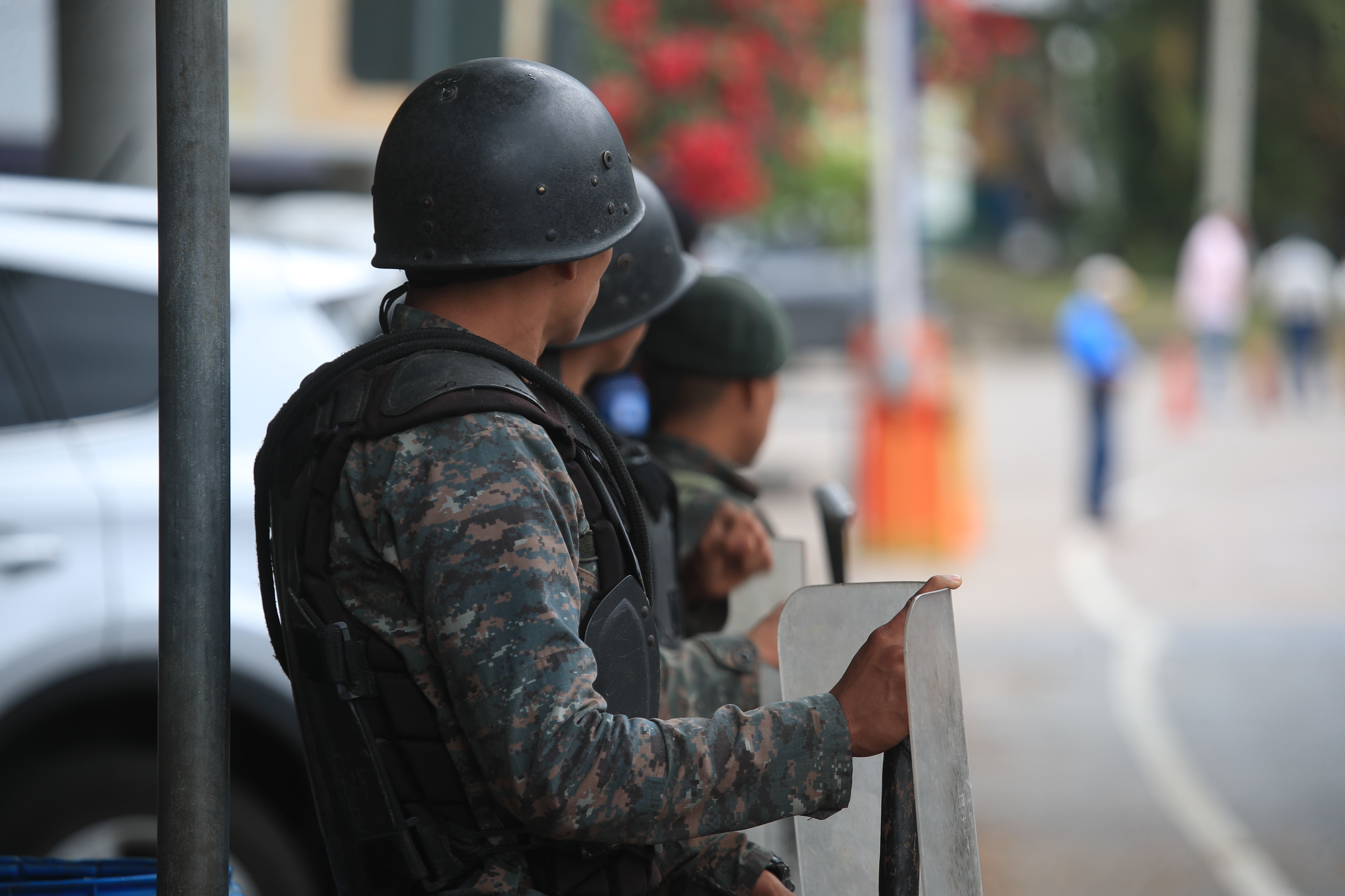 La Policía Nacional Civil retorna a migrantes que han ingresado en forma irregular al país por la frontera Agua Caliente, en Esquipulas. Los desplazan hacia el departamento de Ocotepeque, Honduras. (Foto Prensa Libre: Carlos Hernández Ovalle).